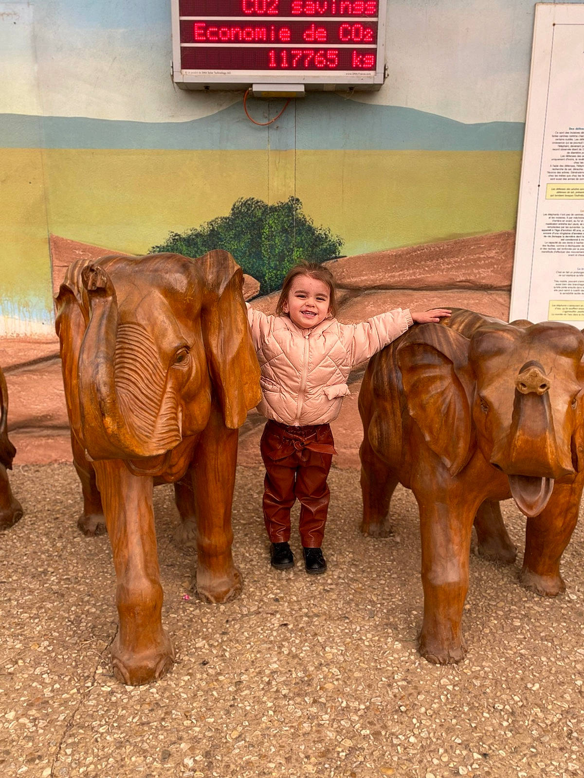 Coralie a rejoint le concours — aidez-le/la à gagner de superbes lots ! african_elephant, animal_figure, art, elephant, elephants_and_mammoths, fawn, indian_elephant, joy, landscape, mammal, pack_animal, person, recreation, sculpture, snout, statue, temple, terrestrial_animal, visual_arts, wildlife