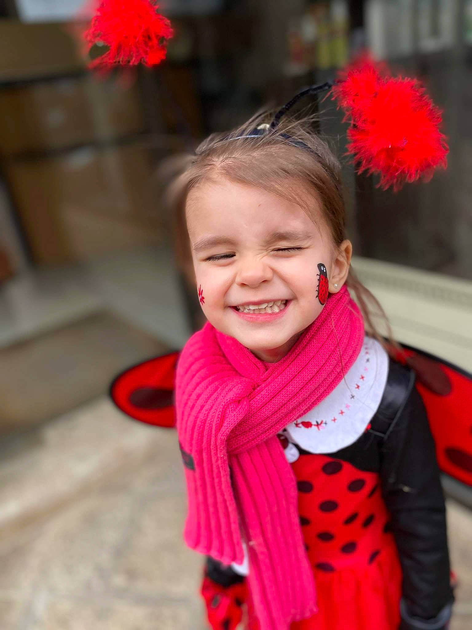 Coralie a rejoint le concours — aidez-le/la à gagner de superbes lots ! beauty, event, eye, fashion_accessory, flower, fun, fur, happy, joy, lip, magenta, person, petal, pink, plant, red, scarf, smile, stole, textile