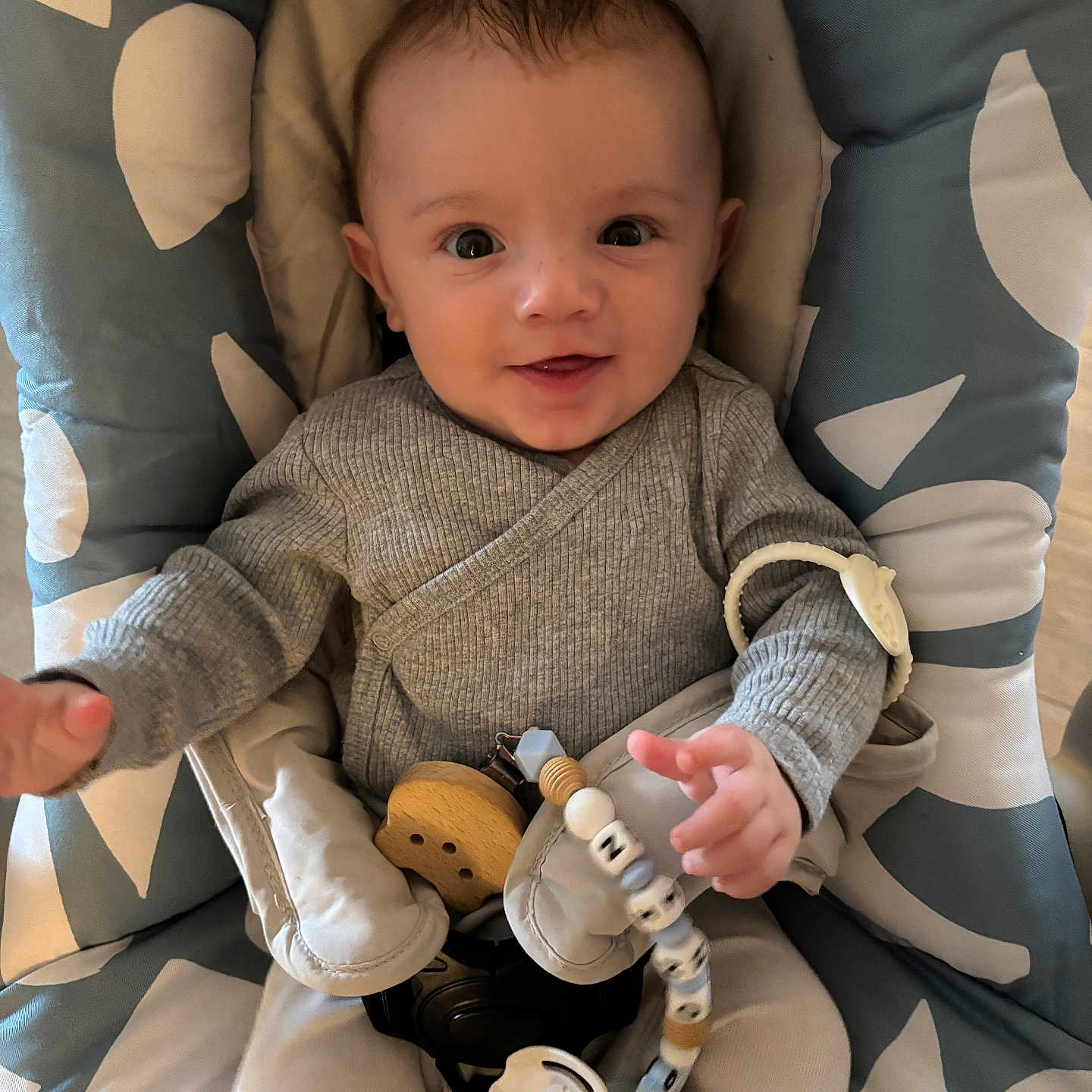 Nino a rejoint le concours — aidez-le/la à gagner de superbes lots ! baby, baby_seat, beads, child, clothing, comfort, cushion, cute, face, grey, happy, indoor, infant, pacifier, pattern, person, portrait, smiling, toy, young_child