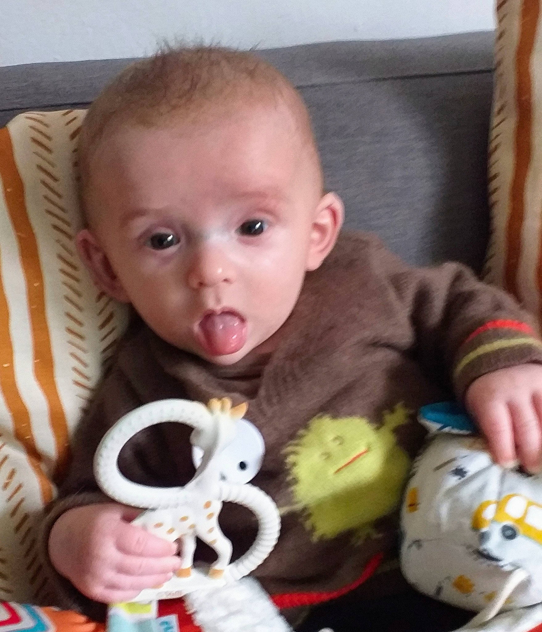 Paolo participe au concours pour gagner de l'argent avec cette photo : baby, baby_products, baby_toddler_clothing, cheek, child, comfort, drinkware, ear, eye, eyelash, head, iris, lip, mouth, nose, person, sitting, skin, surprise, textile