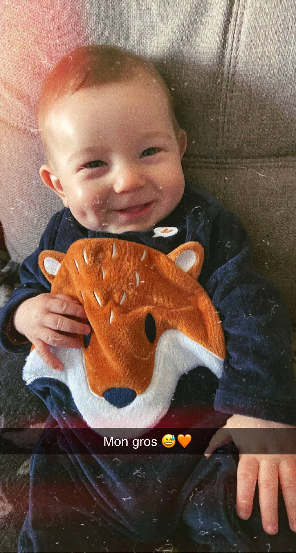 Diego participe au concours pour gagner de l'argent avec cette photo : baby, baby_toddler_clothing, child, couch, fawn, finger, glove, hand, happy, joy, mouth, nail, nose, orange, person, personal_protective_equipment, plush, smile, stuffed_toy, thumb