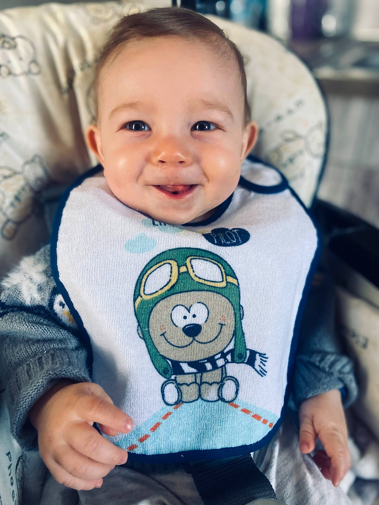 Diego a rejoint le concours — aidez-le/la à gagner de superbes lots ! azure, baby_toddler_clothing, cheek, chin, clothing, collar, cool, grey, happy, human, joy, neck, organ, person, product, skin, sleeve, smile, standing, toddler