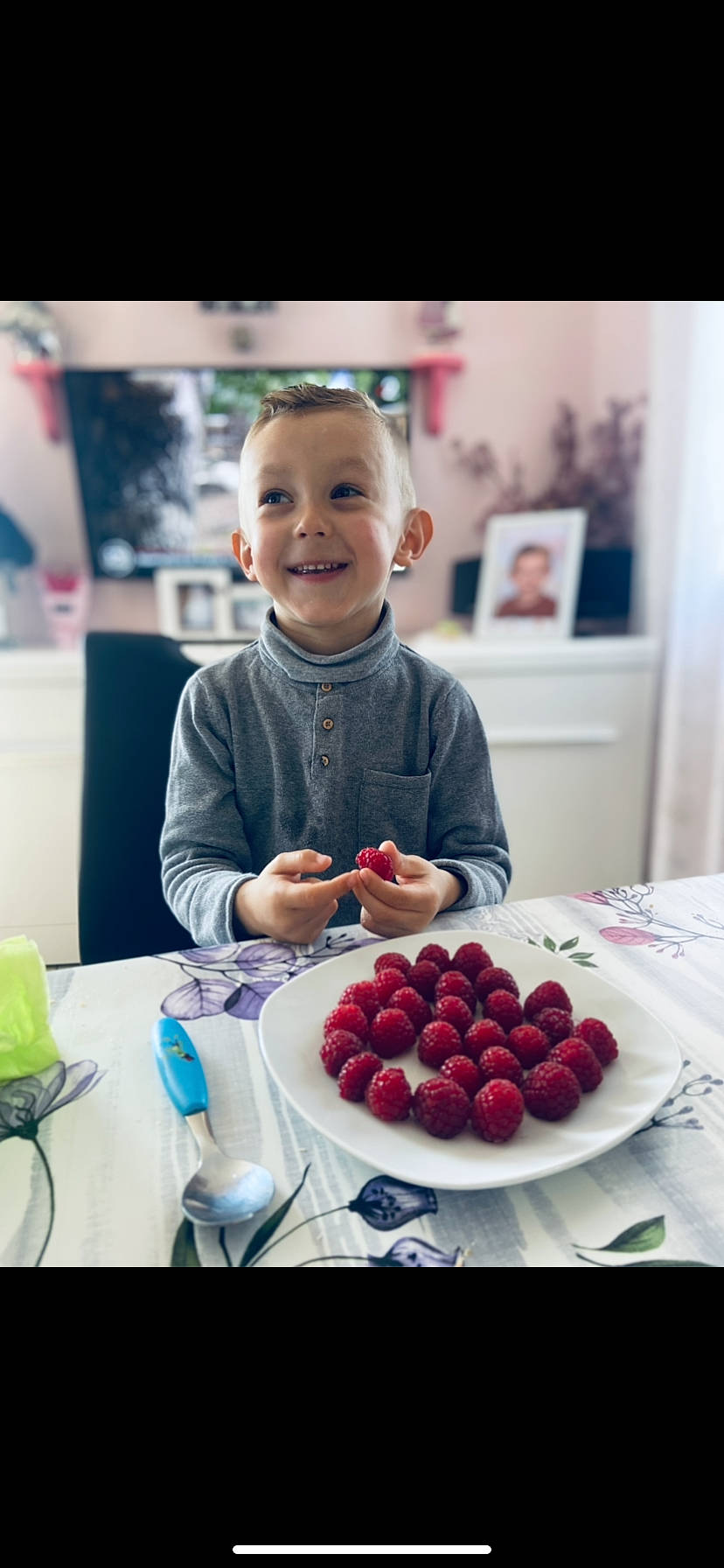 Liyo participe au concours pour gagner de l'argent avec cette photo : berry, blurred, cake, food, fruit, ingredient, joy, natural_foods, person, photograph, plant, plate, platter, produce, recipe, smile, strawberries, strawberry, superfood, t_shirt