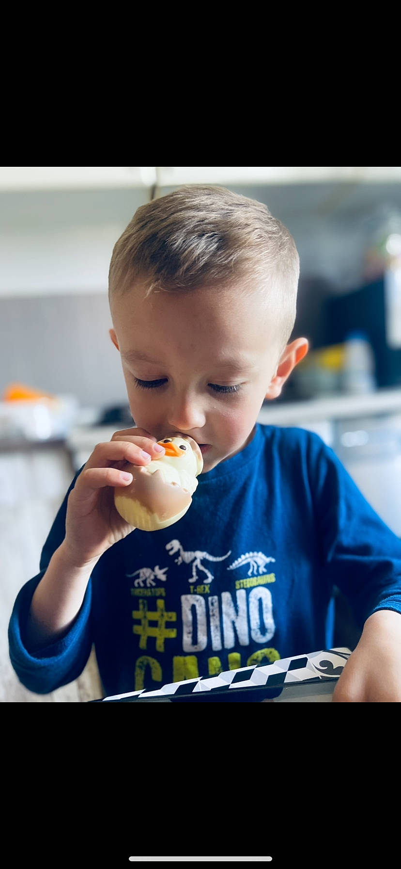 Liyo a rejoint le concours — aidez-le/la à gagner de superbes lots ! biting, breakfast, child, comfort_food, drink, eating, finger_food, food, food_craving, fun, happy, junk_food, lunch, orange, person, play, recreation, sitting, sweetness, t_shirt