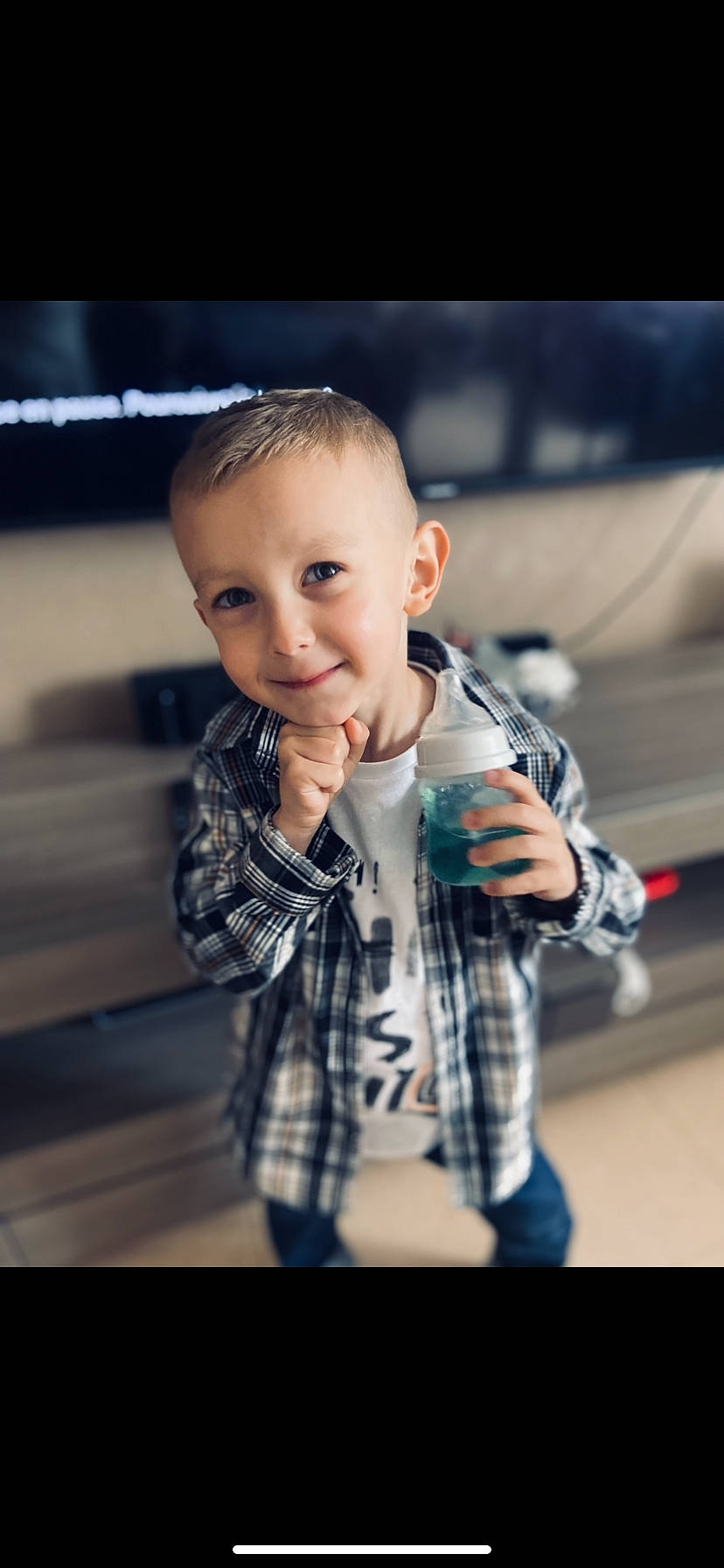 Liyo participe au concours pour gagner de l'argent avec cette photo : baby, child, drinking, drinkware, flash_photography, flooring, formal_wear, fun, gesture, happy, joy, pattern, person, plaid, sleeve, smile, standing, street_fashion, t_shirt, tartan
