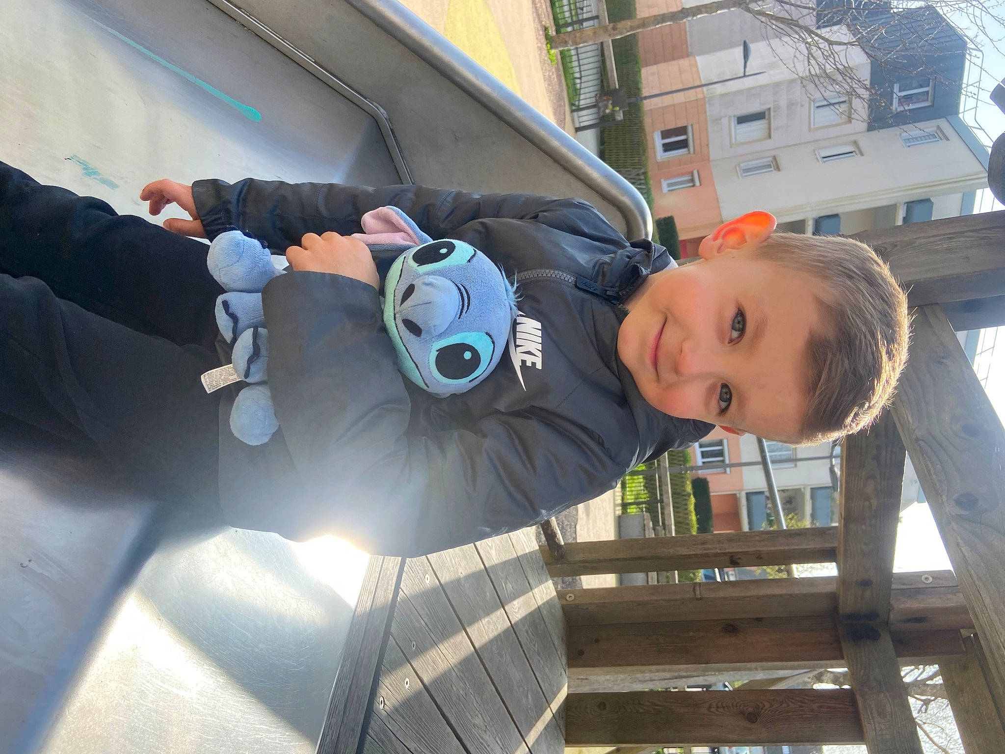 Liyo participe au concours pour gagner de l'argent avec cette photo : auto_part, automotive_design, automotive_exterior, automotive_lighting, automotive_wheel_system, building, bumper, car, electric_blue, fun, hood, joy, motor_vehicle, person, personal_luxury_car, smile, steering_wheel, toddler, vehicle, vehicle_door