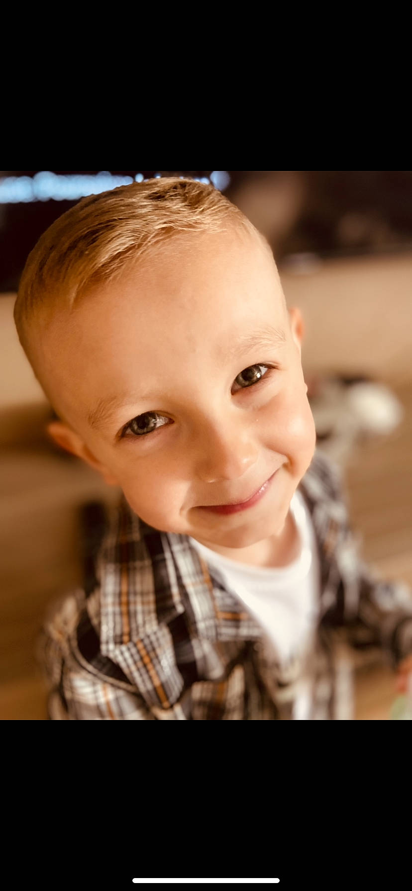 Liyo participe au concours pour gagner de l'argent avec cette photo : blond, cheek, child, ear, eye, eyebrow, eyelash, face, flash_photography, happy, human_body, jaw, joy, lip, nose, person, plaid, smile, tartan, toddler