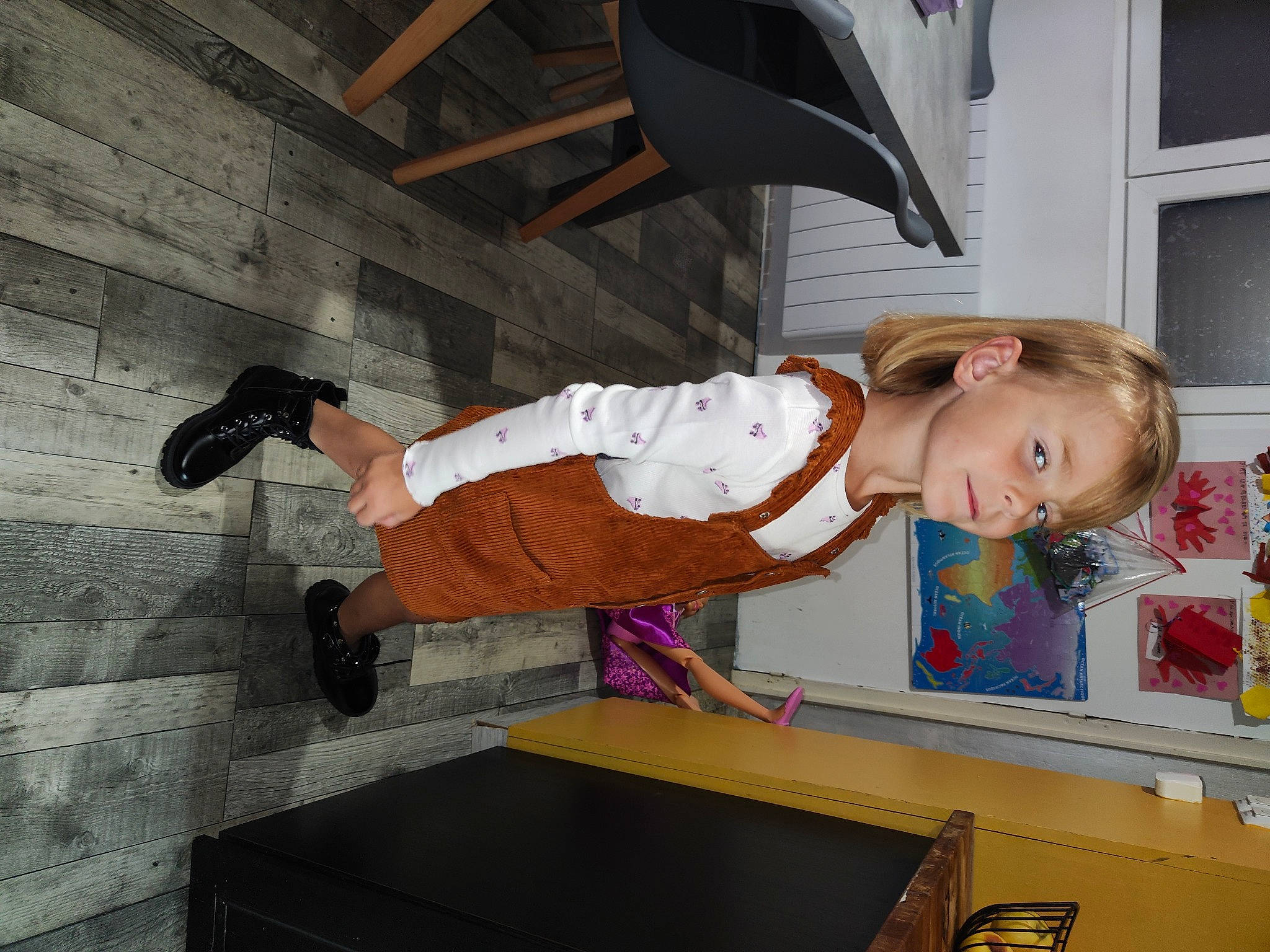 Louna a rejoint le concours — aidez-le/la à gagner de superbes lots ! child, concrete, flooring, fun, hardwood, outdoor_shoe, person, room, smile, toddler, walking_shoe, wood