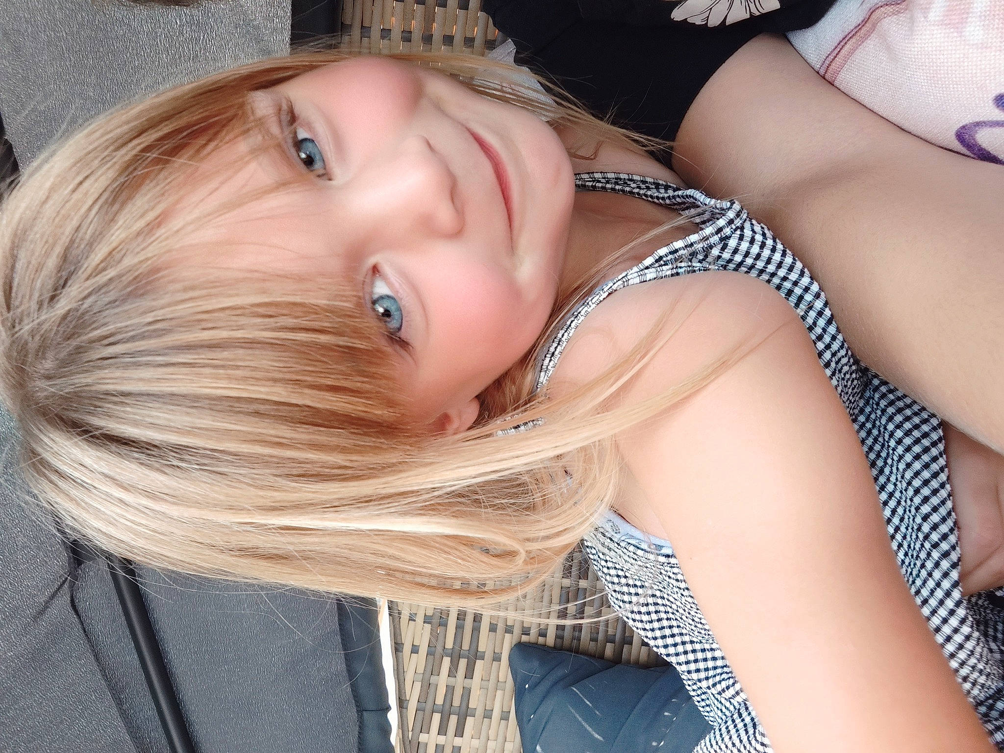 Louna a rejoint le concours — aidez-le/la à gagner de superbes lots ! beauty, blond, chest, cool, electric_blue, eye, eyebrow, eyelash, flash_photography, fun, happy, human_leg, jewellery, joy, lip, long_hair, mouth, neck, person, skin