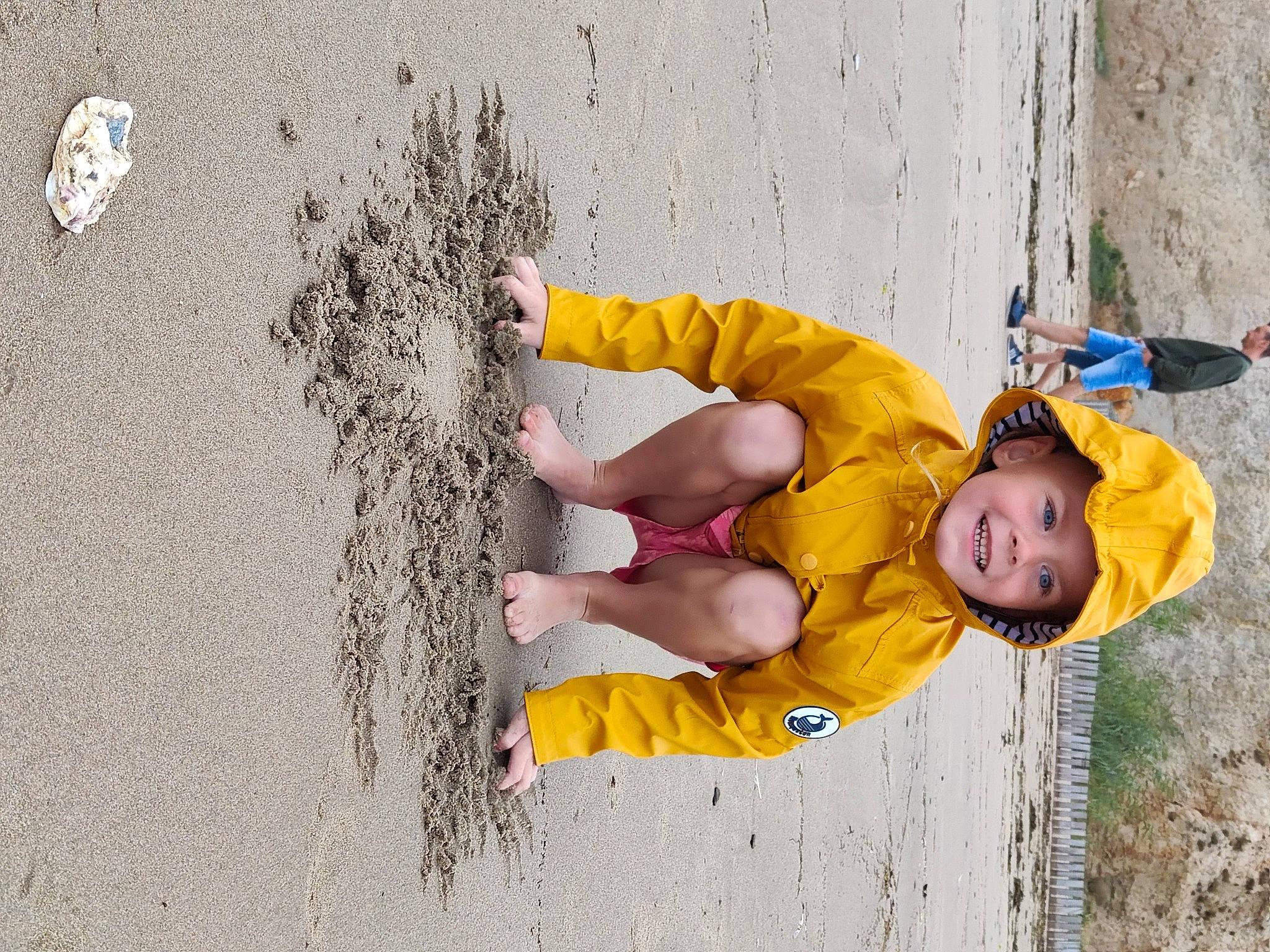 Louna participe au concours pour gagner de l'argent avec cette photo : adventure, child, concrete, fun, grass, happy, headwear, joy, landscape, leisure, people_in_nature, person, plant, play, recreation, sand, sitting, smile, soil, toddler