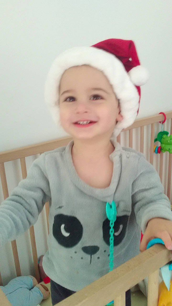 Gino participe au concours pour gagner de l'argent avec cette photo : cheek, child, ear, girl, hair, hair_accessory, happiness, hat, headgear, human_hair_color, infant, joy, organ, person, play, product, skin, smile, textile, toddler