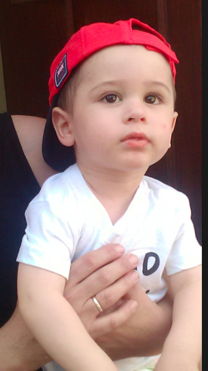 Gino participe au concours pour gagner de l'argent avec cette photo : boy, cheek, child, chin, cool, ear, face, finger, forehead, girl, hair_accessory, head, headgear, human_hair_color, infant, mouth, nose, person, product, skin