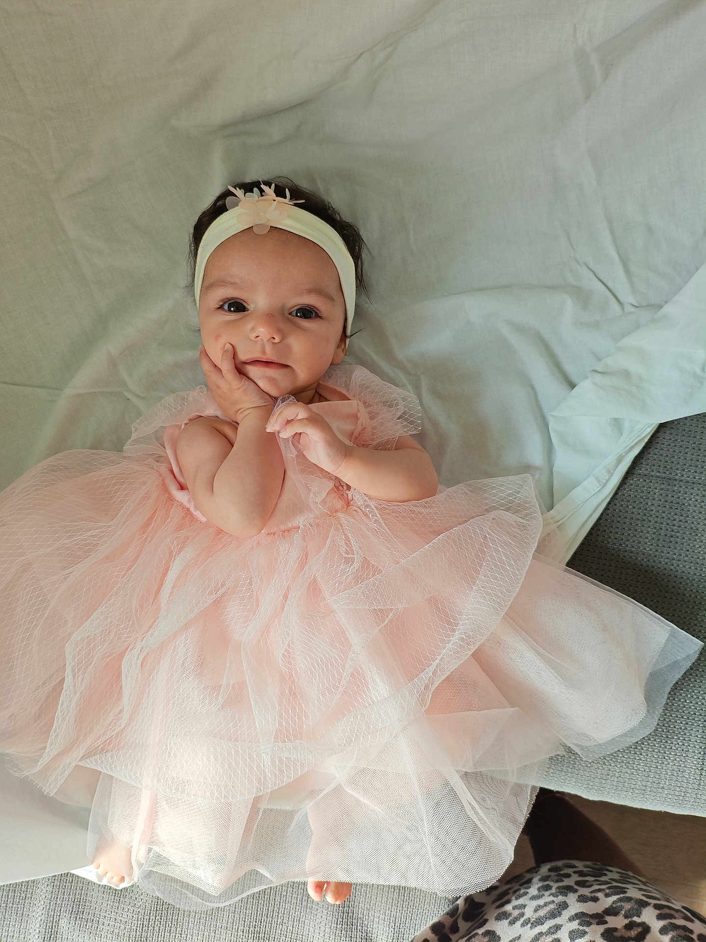 Ava a rejoint le concours — aidez-le/la à gagner de superbes lots ! baby, infant, headband, bow, pink_dress, tulle, dress, lying_down, bed_sheet, blanket, face, eyes, hand, toes, feet, smile, portrait, soft_light, adorable, fabric_texture