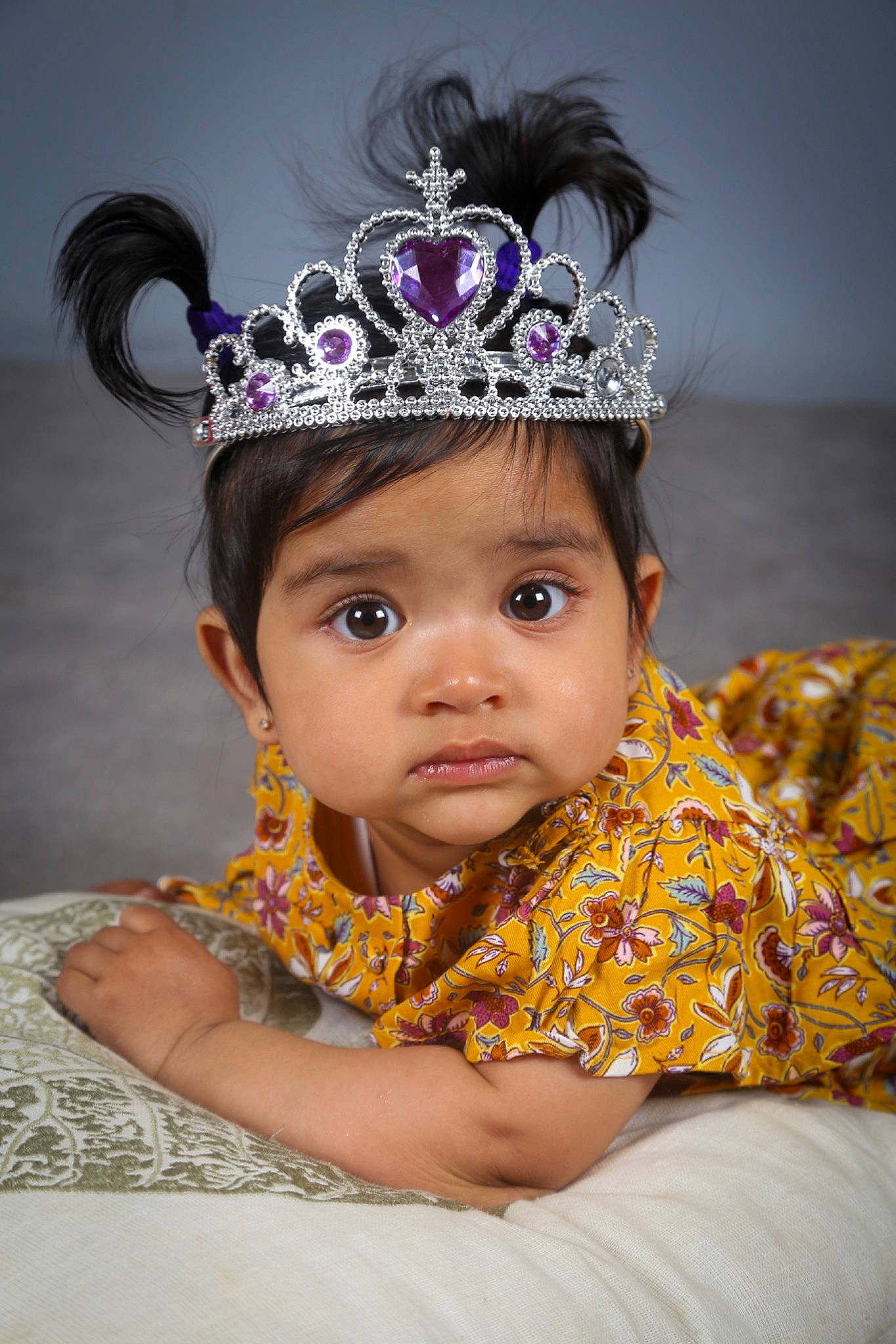 Lyanah a rejoint le concours — aidez-le/la à gagner de superbes lots ! baby_toddler_clothing, beauty, chin, costume_hat, dress, event, eyelash, fashion_accessory, fashion_design, flash_photography, fun, hair_accessory, happy, headgear, headpiece, jewellery, person, skin, sleeve, toddler