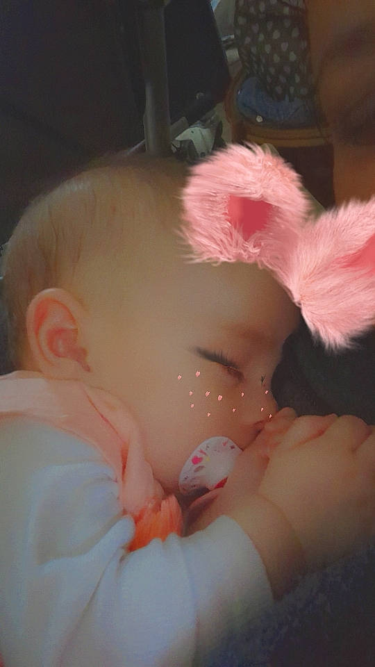 Cataleya a rejoint le concours — aidez-le/la à gagner de superbes lots ! baby, baby_toddler_clothing, cheek, dress, ear, eye, eyelash, finger, gesture, headband, headpiece, human_body, iris, nail, nose, person, petal, pink, skin, thumb