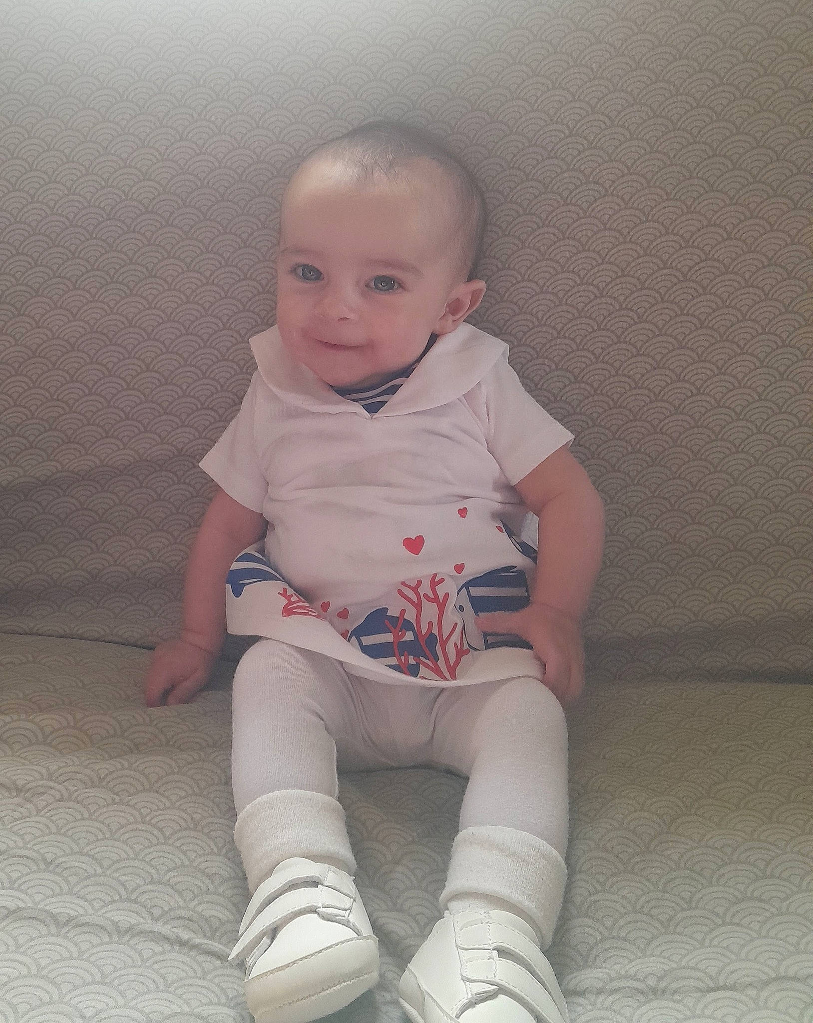 Cataleya a rejoint le concours — aidez-le/la à gagner de superbes lots ! baby, baby_toddler_clothing, cheek, child, comfort, elbow, floor, flooring, foot, human_leg, iris, joy, knee, lip, person, sitting, skin, sleeve, smile, sock