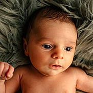 Lior a rejoint le concours — aidez-le/la à gagner de superbes lots ! baby, blanket, child, closeup, curious, cute, expression, eyes, face, fist, fur, hand, human, infant, lying_down, natural_light, newborn, portrait, skin, soft_texture