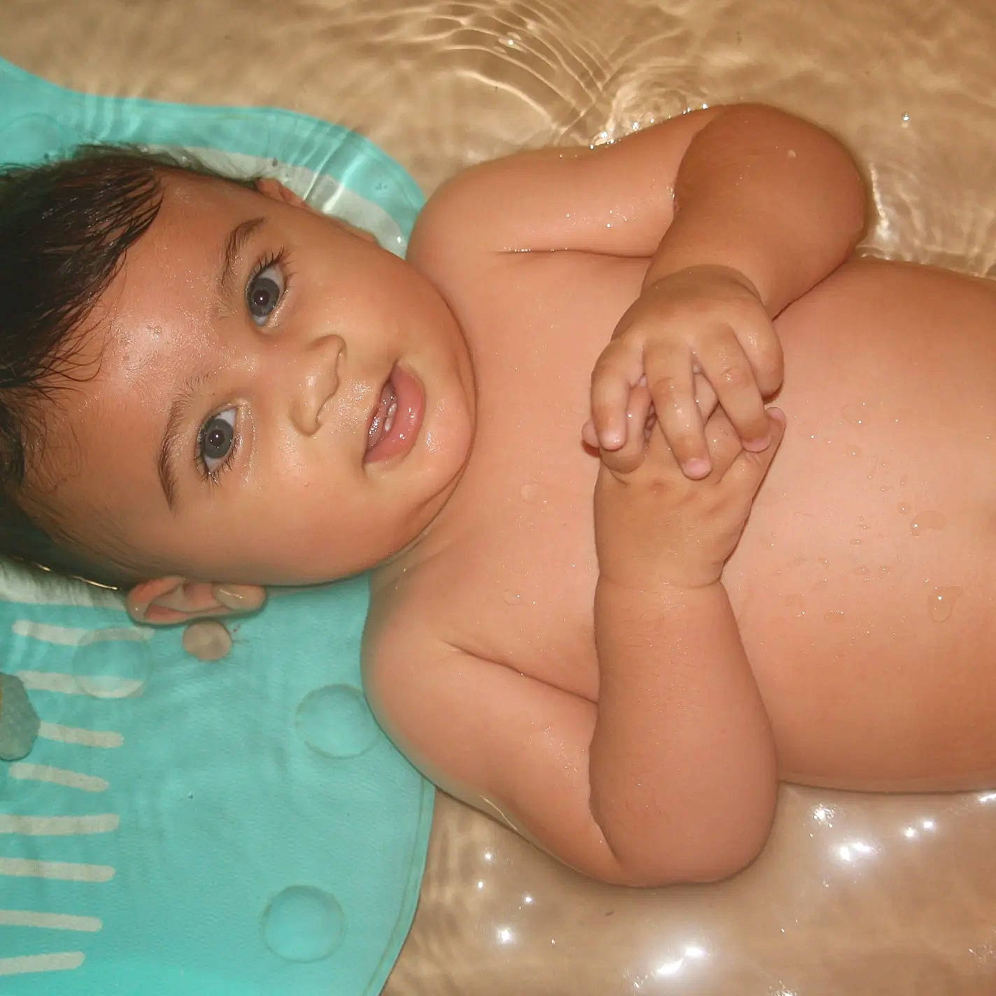 Ezzio a rejoint le concours — aidez-le/la à gagner de superbes lots ! arm, baby, bathing, cheek, chest, eyebrow, eyelash, facial_expression, finger, hand, human_body, lip, mouth, muscle, nose, person, skin, stomach, toddler, trunk