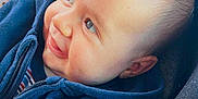 Yannis a rejoint le concours — aidez-le/la à gagner de superbes lots ! baby, child, smile, blue_hoodie, car_seat, face, infant, happy, cute, clothing, young_child, portrait, closeup, seatbelt, seat, head, skin, eyes, expression, indoors