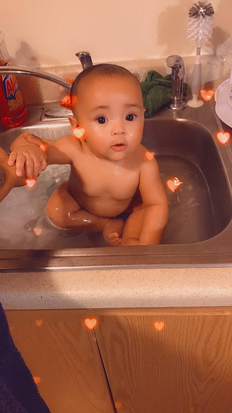 Nyonna is registered to the contest to win money with this photo: baby, baby_bathing, baby_products, barechested, bathing, bathroom, bathtub, cheek, chest, fluid, fun, person, plumbing, plumbing_fixture, sink, skin, tap, thumb, toddler, trunk