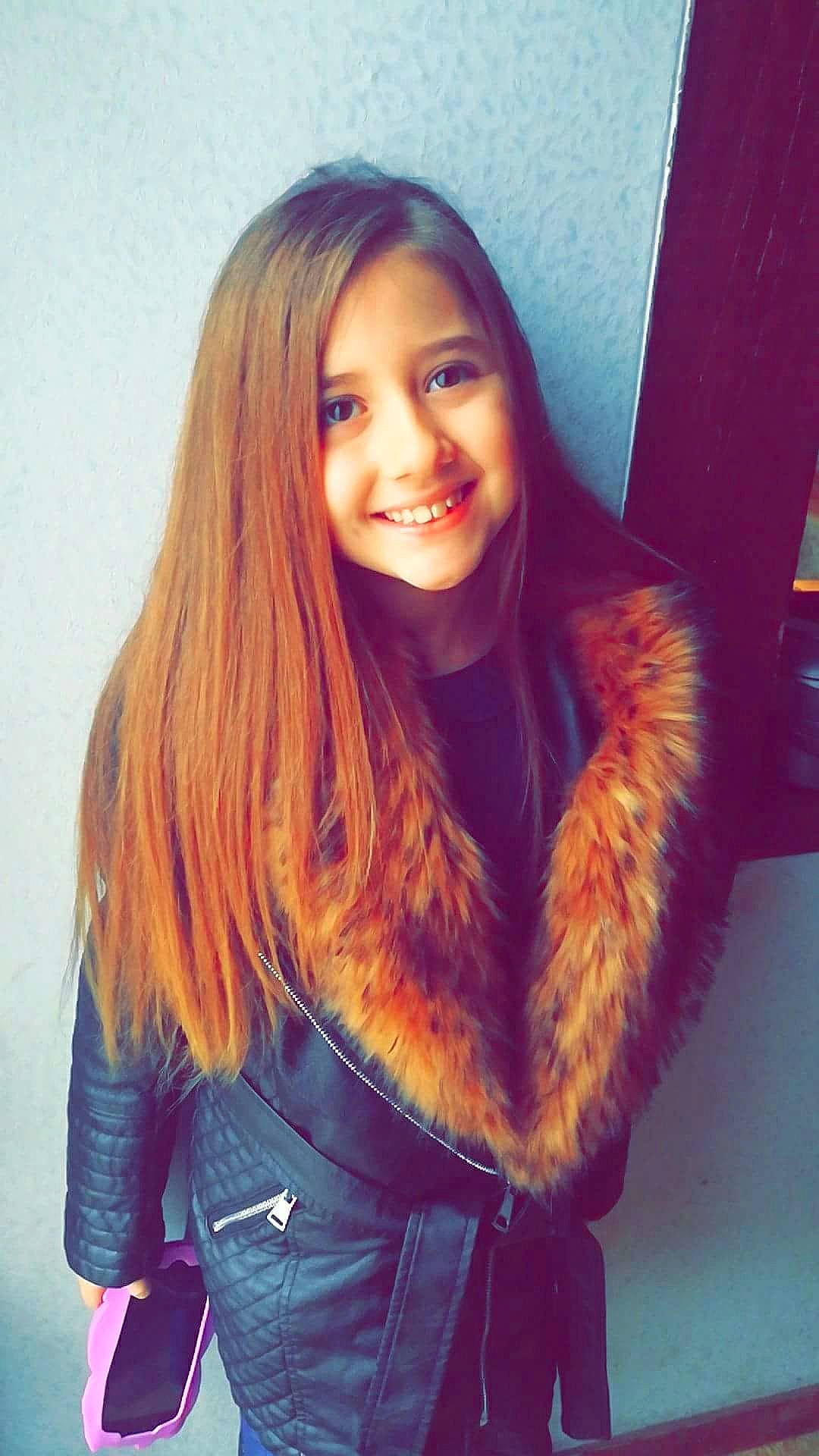 Enola a rejoint le concours — aidez-le/la à gagner de superbes lots ! bangs, beauty, black_hair, blond, brown_hair, cool, fun, fur, fur_clothing, girl, hair, hair_care, hair_coloring, hairstyle, human_hair_color, joy, long_hair, outerwear, person, red_hair