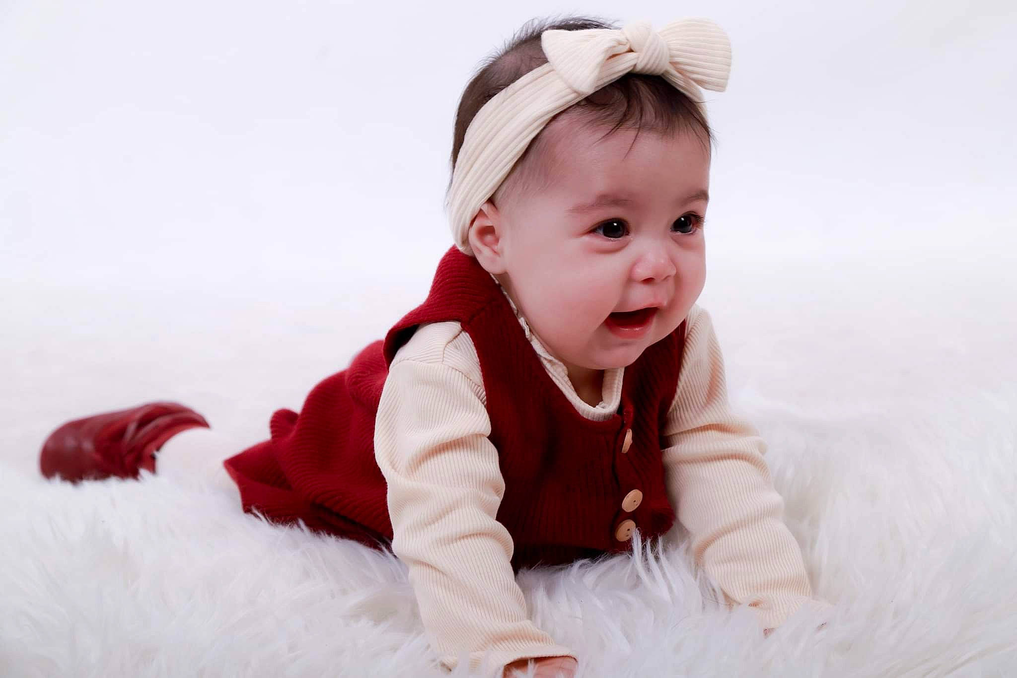 Zoë participe au concours pour gagner de l'argent avec cette photo : baby, baby_toddler_clothing, cap, cheek, child, comfort, dress, flash_photography, flooring, fur, grass, happy, human_body, iris, jacket, person, sitting, sleeve, smile, toddler