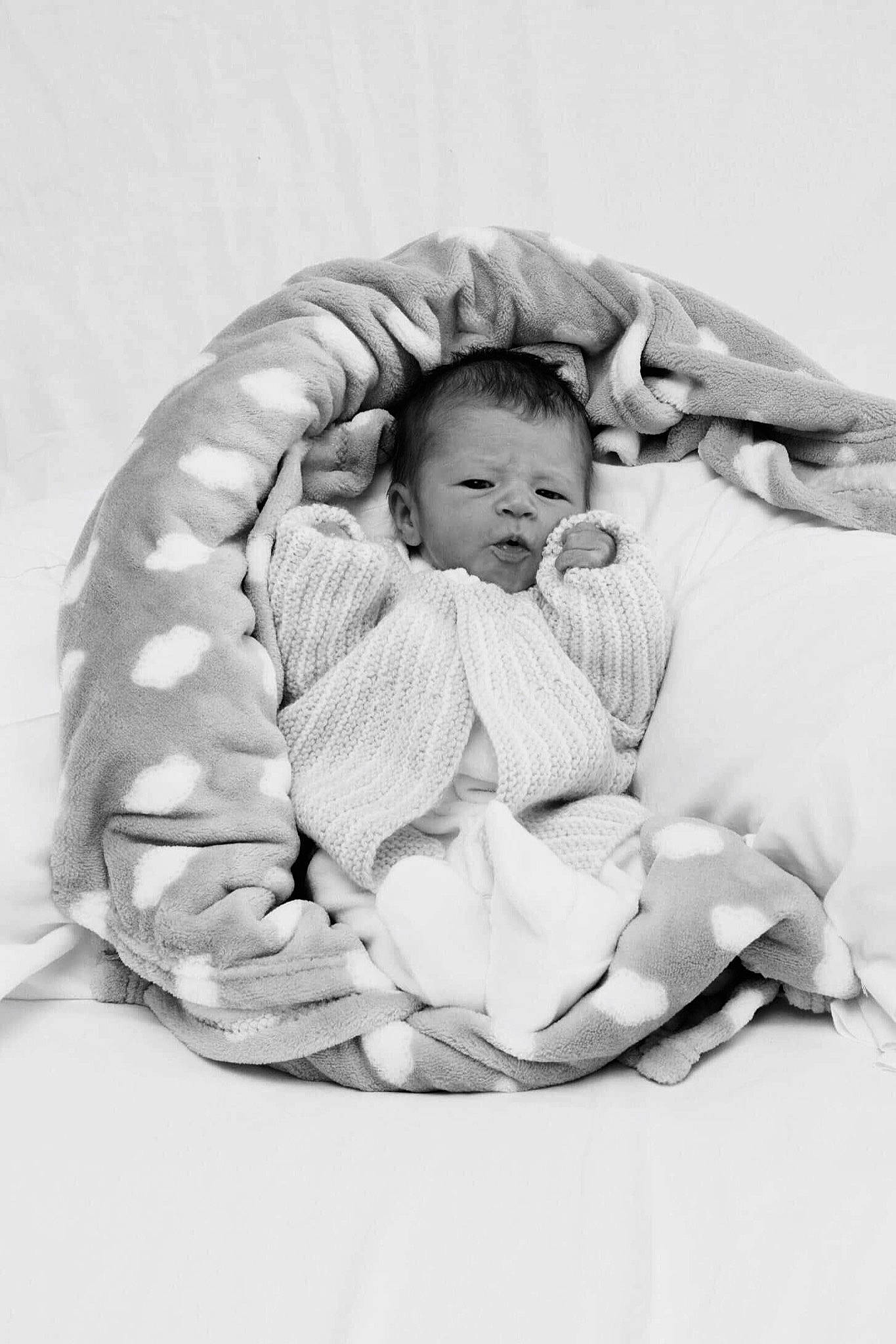 Maluna a rejoint le concours — aidez-le/la à gagner de superbes lots ! baby, baby_sleeping, bedtime, black_and_white, child, comfort, monochrome, person, photograph, photography, sleep, stock_photography, toddler, white
