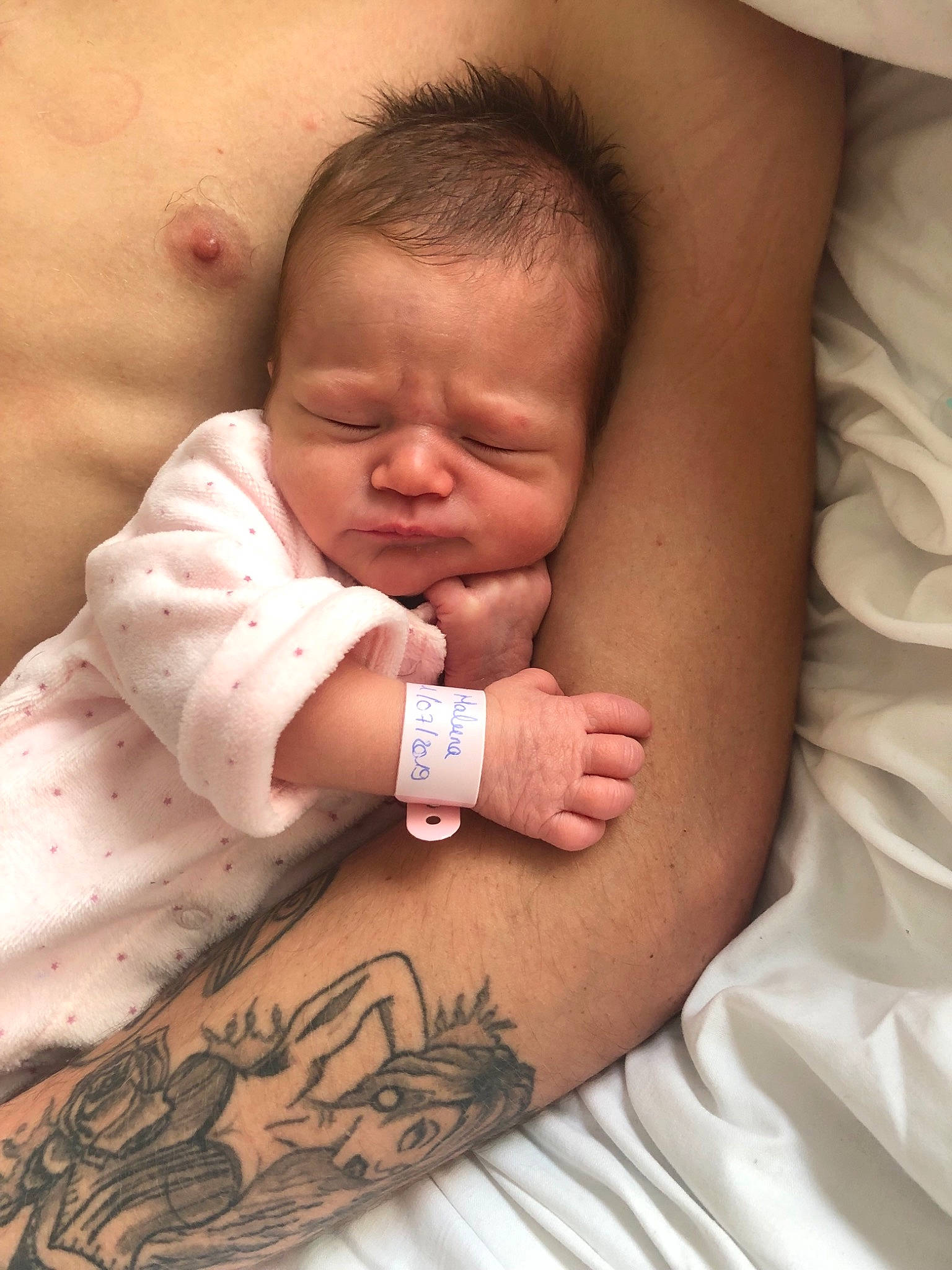 Maluna participe au concours pour gagner de l'argent avec cette photo : arm, baby, baby_sleeping, birth, cheek, child, finger, flesh, hand, muscle, person, skin, sleep