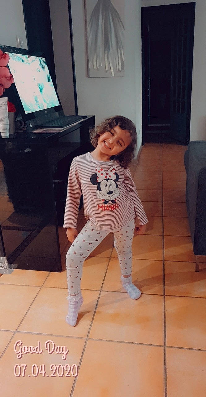 Sarah a rejoint le concours — aidez-le/la à gagner de superbes lots ! child, fun, joy, leg, pajamas, person