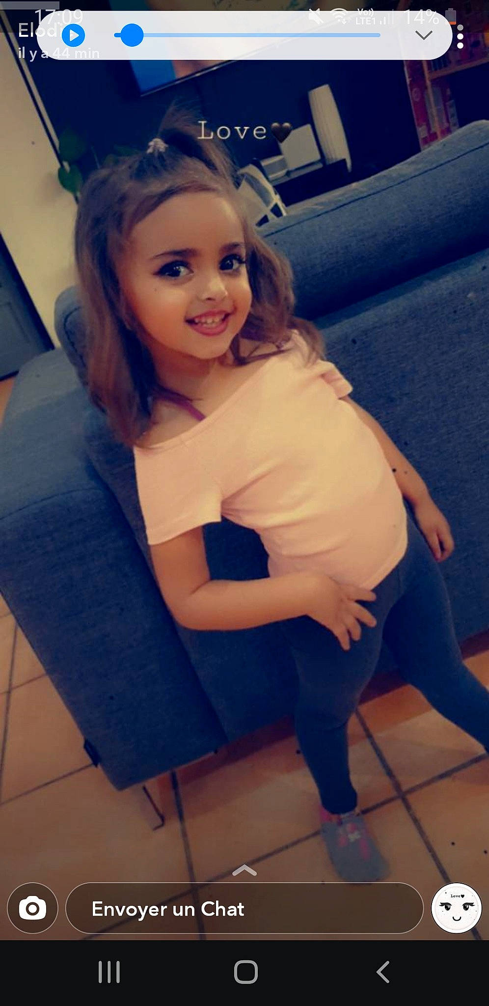 Sarah a rejoint le concours — aidez-le/la à gagner de superbes lots ! blond, child, child_model, electric_blue, headgear, joy, leg, long_hair, person, photography, selfie, thigh, toddler