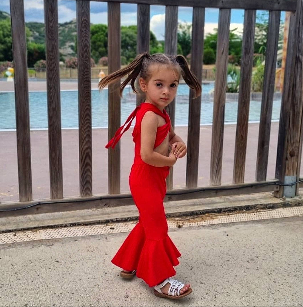 Bella a rejoint le concours — aidez-le/la à gagner de superbes lots ! child, day_dress, event, fence, flooring, formal_wear, fun, happy, human_leg, leisure, outerwear, pattern, person, recreation, sandal, toddler, tourism, travel, trunk, waist