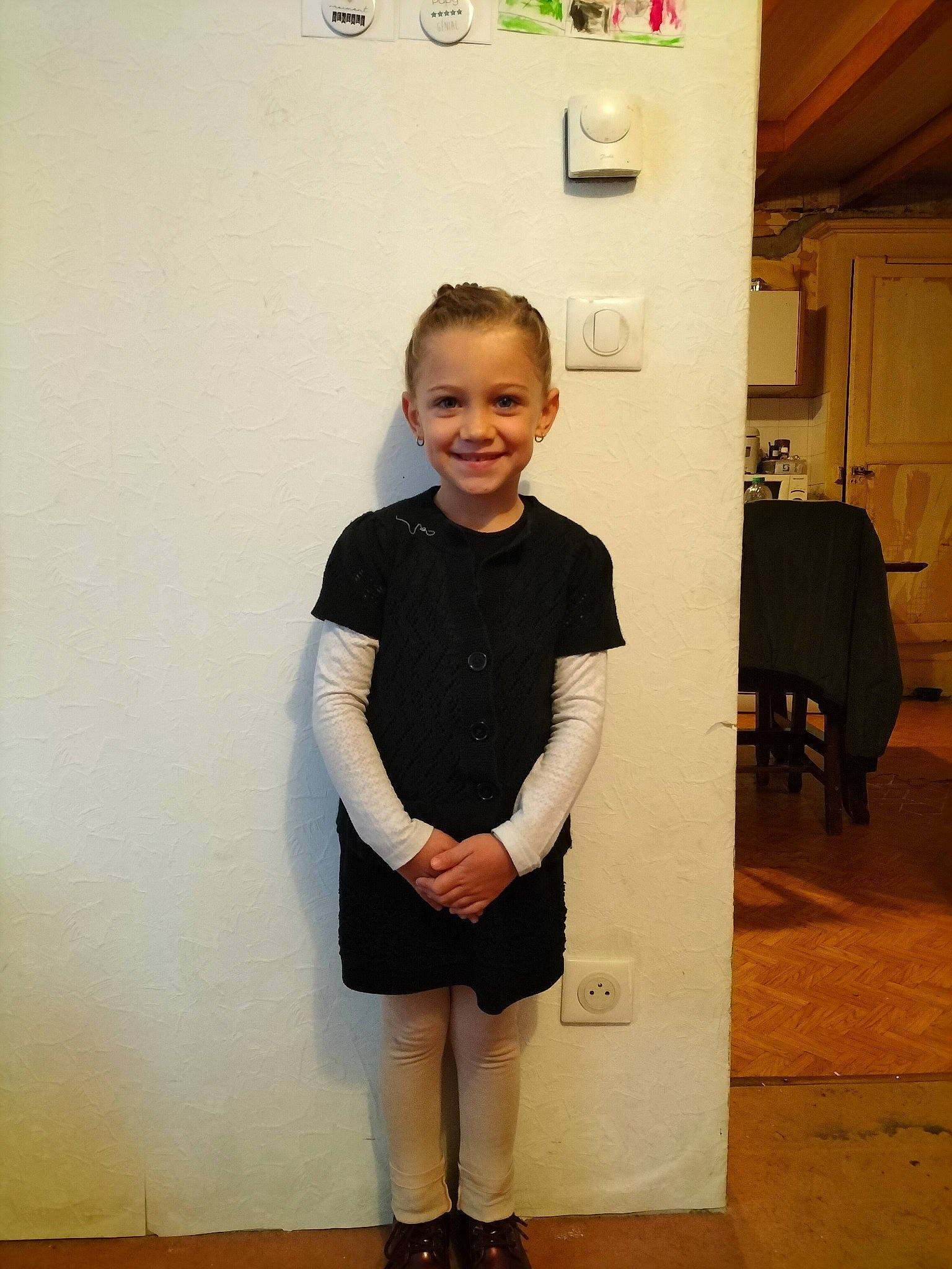 Laurolay a rejoint le concours — aidez-le/la à gagner de superbes lots ! chair, door, event, fashion_design, flooring, fun, happy, human_leg, joy, knee, leg, pattern, person, room, sleeve, smile, sock, standing, t_shirt, thigh