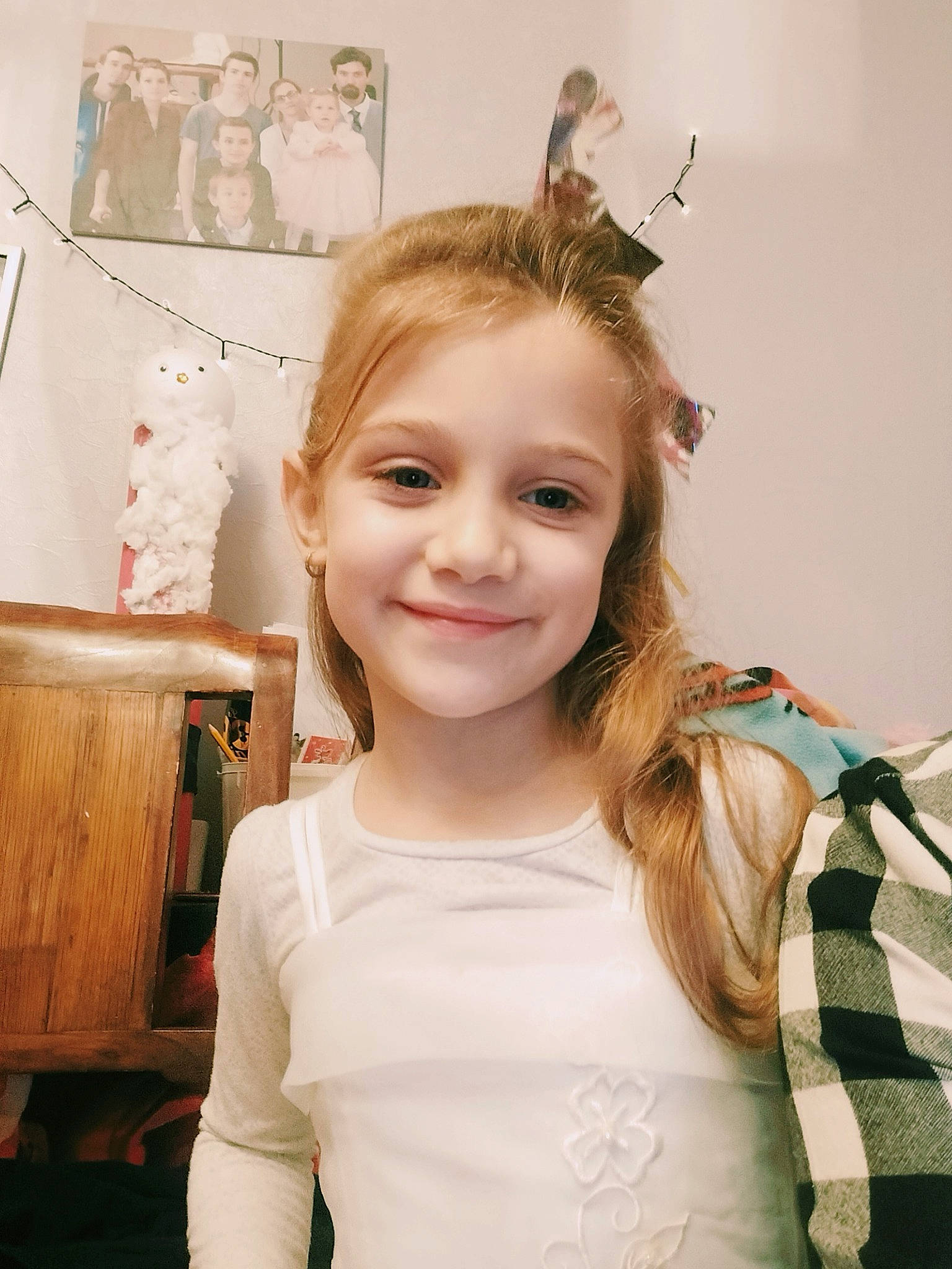 Laurolay participe au concours pour gagner de l'argent avec cette photo : beauty, blond, blurred, brown_hair, eyebrow, eyelash, fashion_design, flash_photography, hairstyle, happy, headpiece, iris, jewellery, joint, joy, long_hair, neck, person, shoulder, sleeve