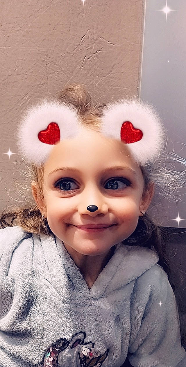 Laurolay participe au concours pour gagner de l'argent avec cette photo : cheek, chin, dress, ear, eye, eyebrow, eyelash, face, hair, happy, head, human_body, iris, joy, lip, nose, organ, outerwear, person, skin