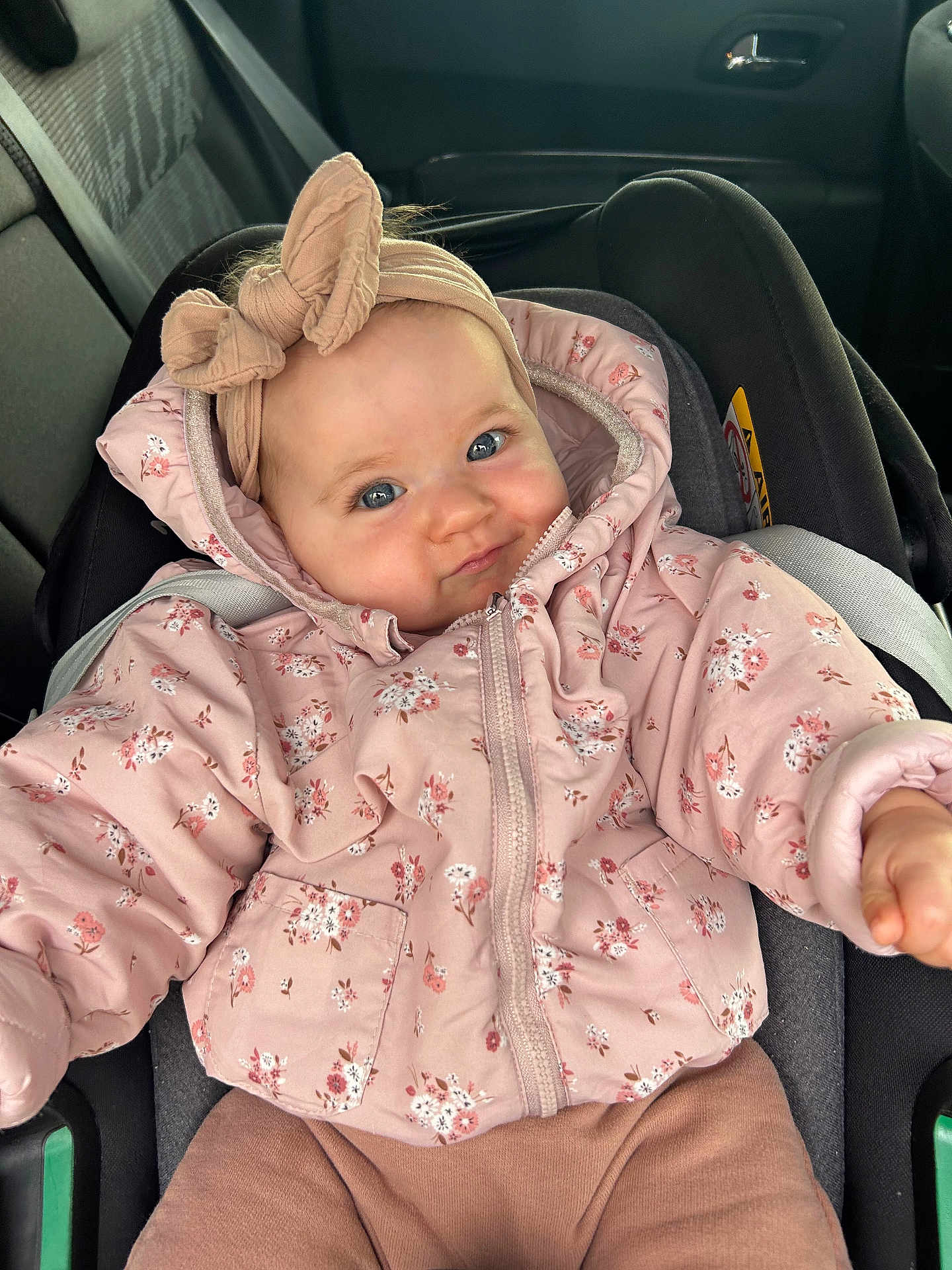 Margot a rejoint le concours — aidez-le/la à gagner de superbes lots ! baby, car, car_interior, carseat, clothing, coat, face, happy, hat, head, hood, jacket, knitwear, person, photography, portrait, smile, sweater, transportation, vehicle