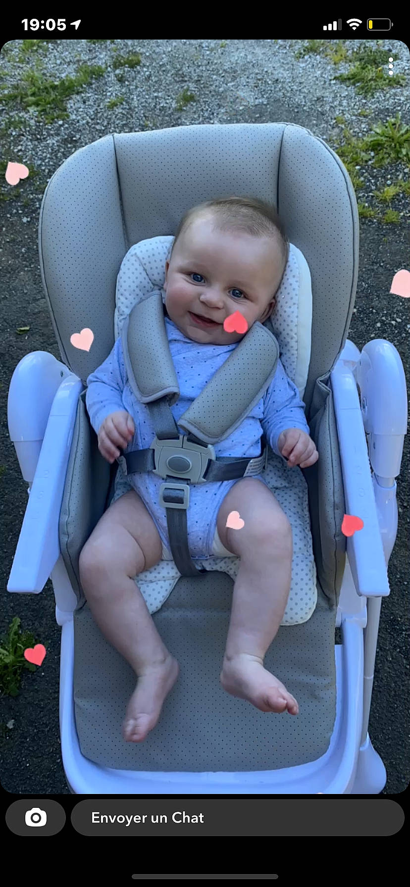 Lyo participe au concours pour gagner de l'argent avec cette photo : auto_part, baby, baby_carriage, baby_toddler_clothing, car_seat, car_seat_cover, child, comfort, face, grass, head, lap, leg, leisure, person, photograph, seat_belt, service, smile, toddler