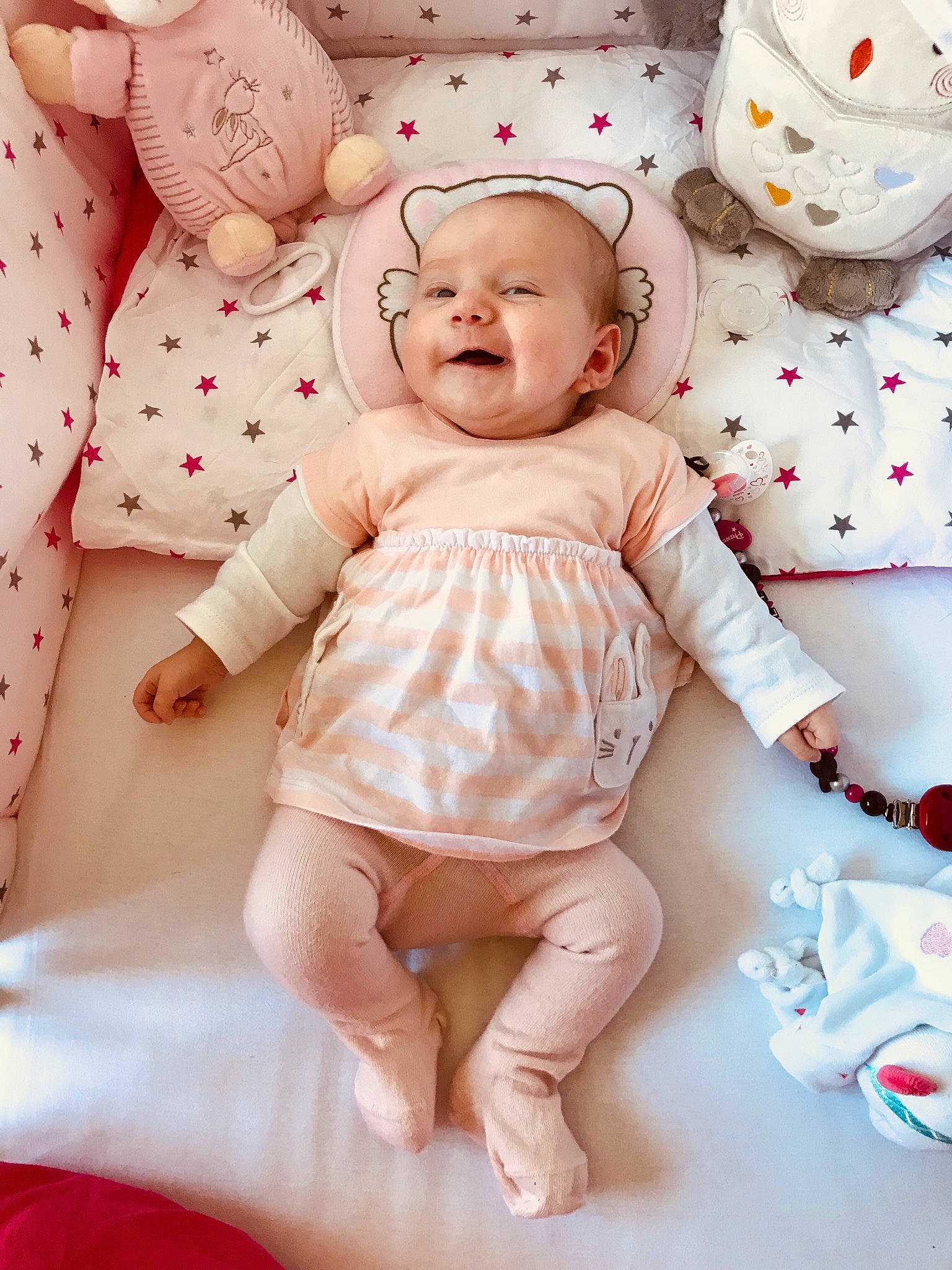 Shelly a rejoint le concours — aidez-le/la à gagner de superbes lots ! baby_products, beauty, bedtime, cheek, child, finger, girl, hand, infant, person, pink, product, skin, smile, textile, toddler