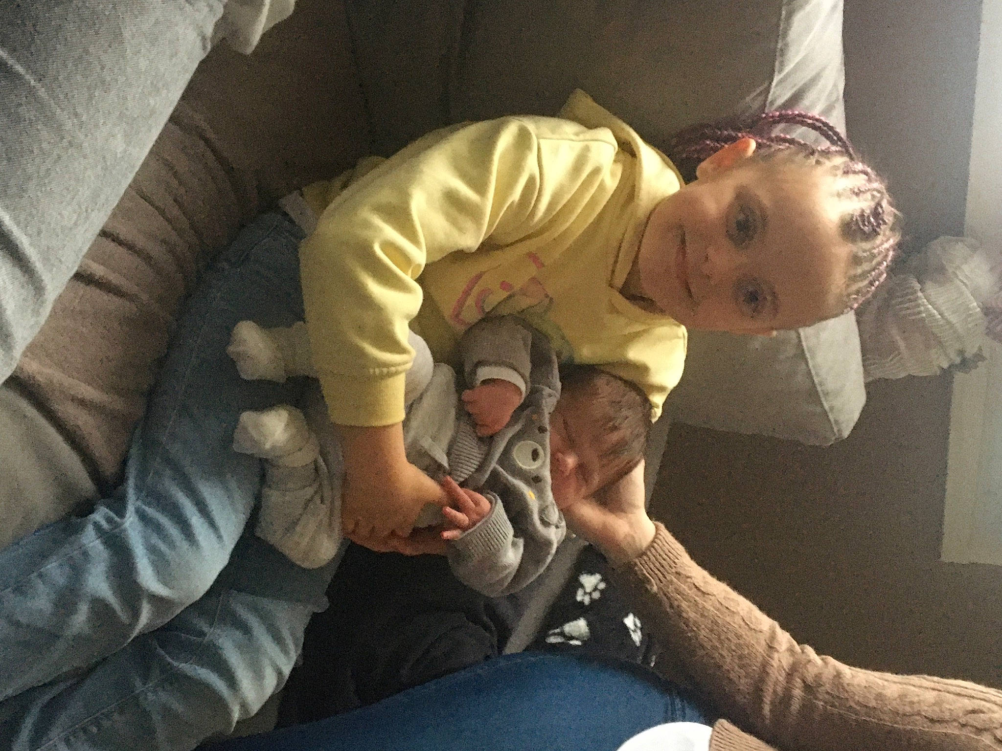 Leane participe au concours pour gagner de l'argent avec cette photo : arm, comfort, cool, elbow, finger, flash_photography, fun, gesture, hairstyle, hand, happy, human, human_body, joint, joy, knee, leg, mouth, person, thigh