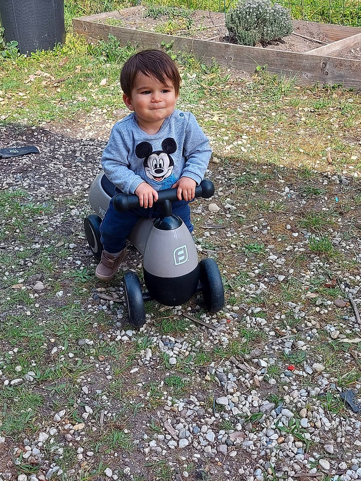 Joey a rejoint le concours — aidez-le/la à gagner de superbes lots ! baby_toddler_clothing, clothing, face, fun, garden, grass, grassland, groundcover, happy, lawn, leisure, people_in_nature, person, plant, recreation, sitting, sleeve, smile, soil, t_shirt