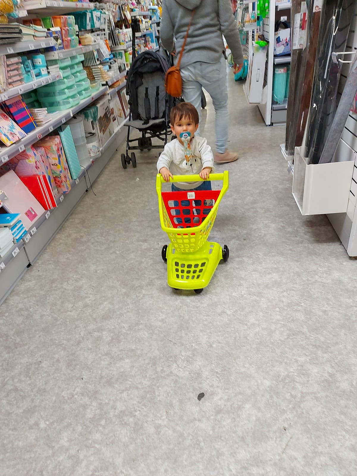 Joey participe au concours pour gagner de l'argent avec cette photo : aisle, baby, bag, cart, child, convenience_store, customer, floor, flooring, fun, grocery_store, luggage_and_bags, person, publication, retail, service, shelf, shelving, shopping, shorts