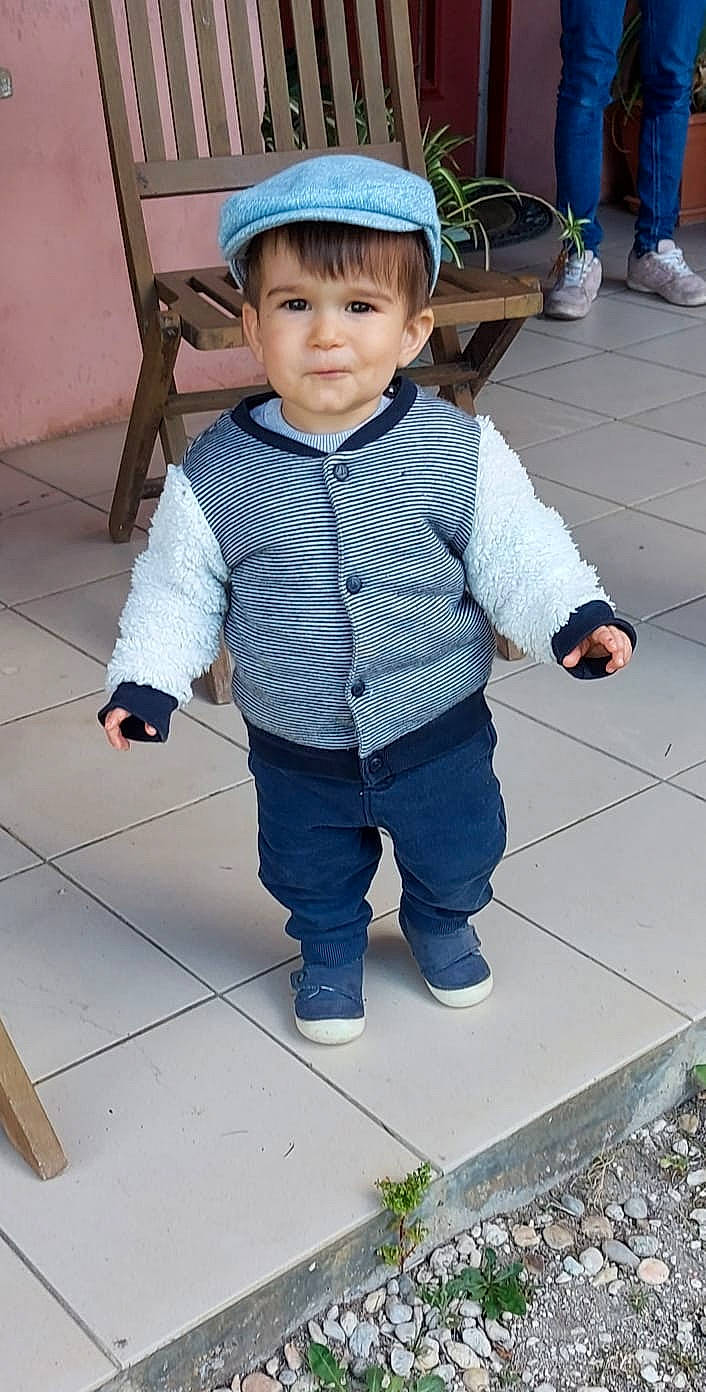 Joey a rejoint le concours — aidez-le/la à gagner de superbes lots ! baby_toddler_clothing, blue, cheek, clothing, cool, eye, fun, hairstyle, happy, jacket, leg, leisure, pattern, person, photograph, shoe, sleeve, smile, sneakers, toddler