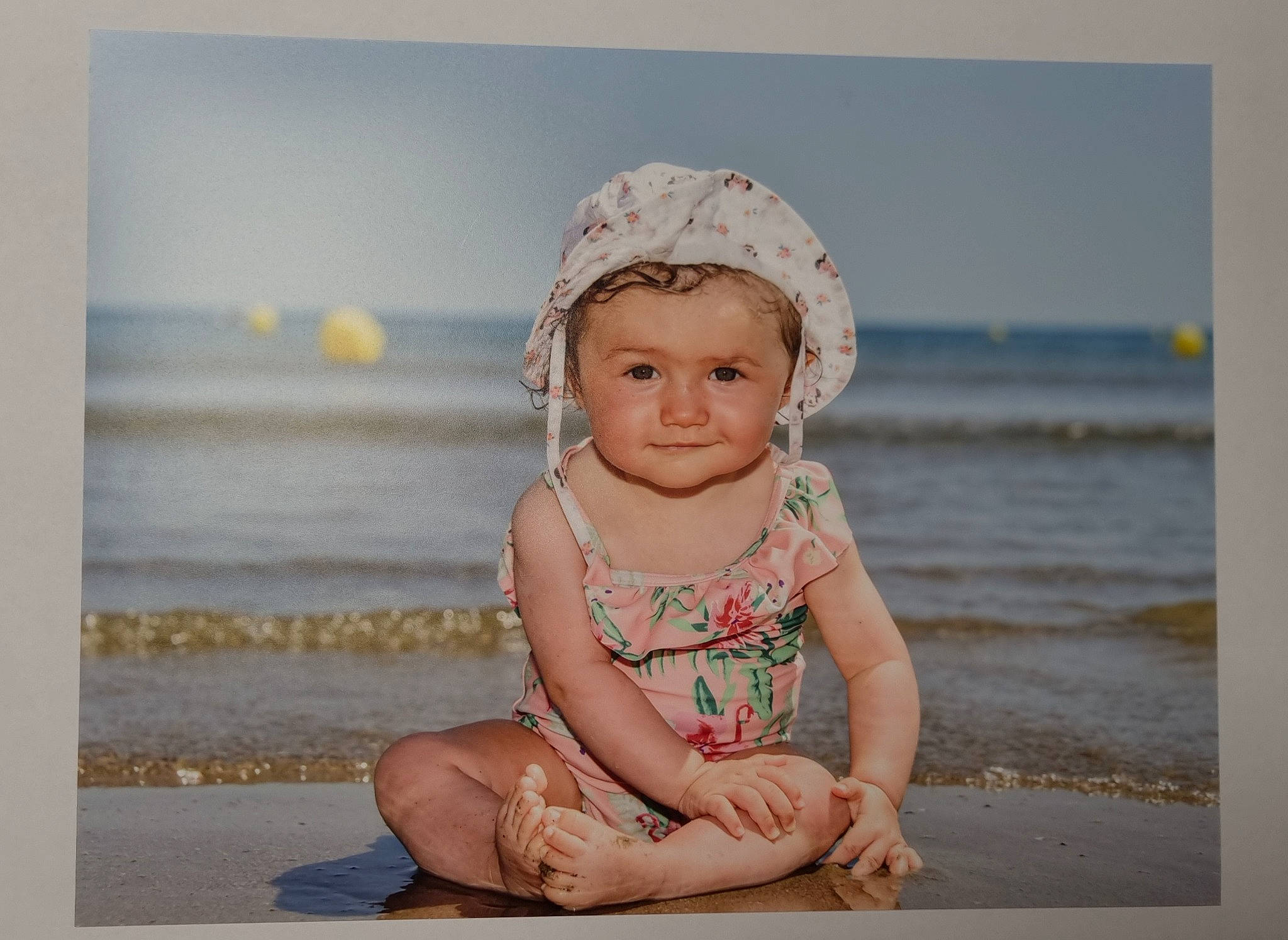 Adriana participe au concours pour gagner de l'argent avec cette photo : baby, baby_toddler_clothing, beach, child, face, fashion_accessory, flash_photography, fun, grass, happy, headgear, horizon, ocean, people_in_nature, person, skin, sky, sleeve, smile, toddler