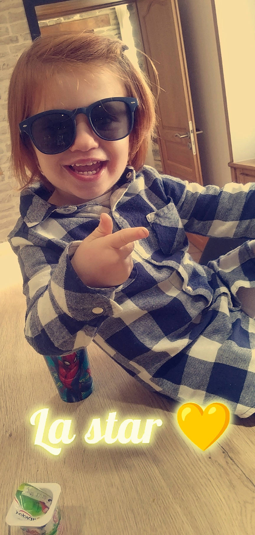 Margot participe au concours pour gagner de l'argent avec cette photo : beauty, cool, electric_blue, eye_glass_accessory, eyewear, facial_expression, fun, glasses, goggles, happy, joy, orange, pattern, person, sleeve, smile, sunglasses, textile, thigh, toddler