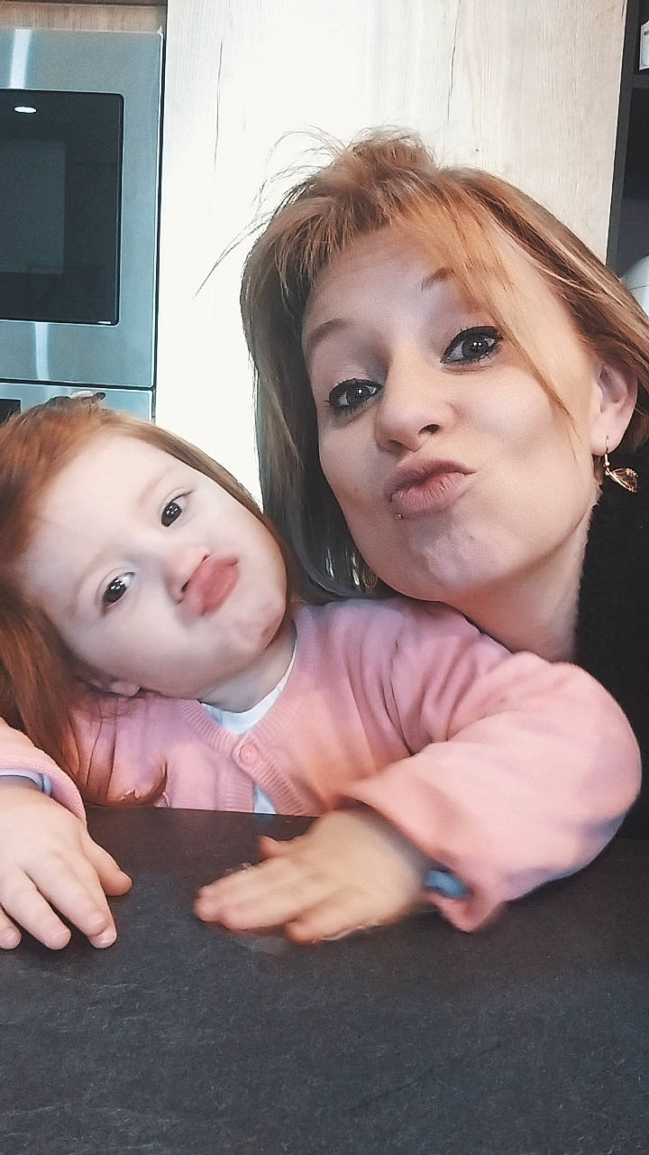 Margot a rejoint le concours — aidez-le/la à gagner de superbes lots ! baby_toddler_clothing, cheek, chin, comfort, eyebrow, eyelash, facial_expression, flash_photography, flooring, fun, gesture, happy, home_appliance, iris, kitchen_appliance, lip, nose, person, skin, toddler