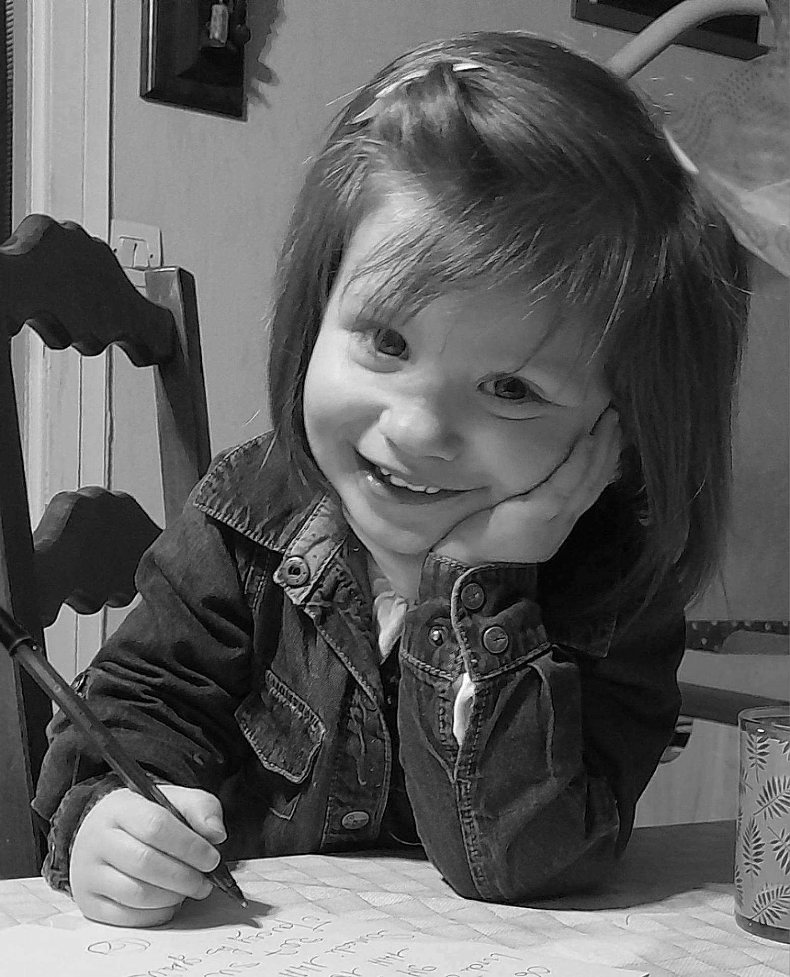 Margot a rejoint le concours — aidez-le/la à gagner de superbes lots ! black, black_and_white, cheek, child, curious, eyebrow, fun, hairstyle, happy, iris, joy, monochrome, monochrome_photography, organ, person, photograph, smile, snapshot, standing, style