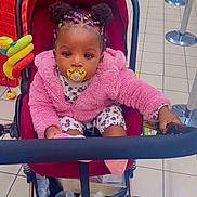 Saskia a rejoint le concours — aidez-le/la à gagner de superbes lots ! toddler, child, stroller, pacifier, pink_jacket, colorful_hair, supermarket, shopping_basket, floor_tiles, baby, toy, water_bottle, clothing, indoor, person, shopping_cart, cute, seated, portrait, retail