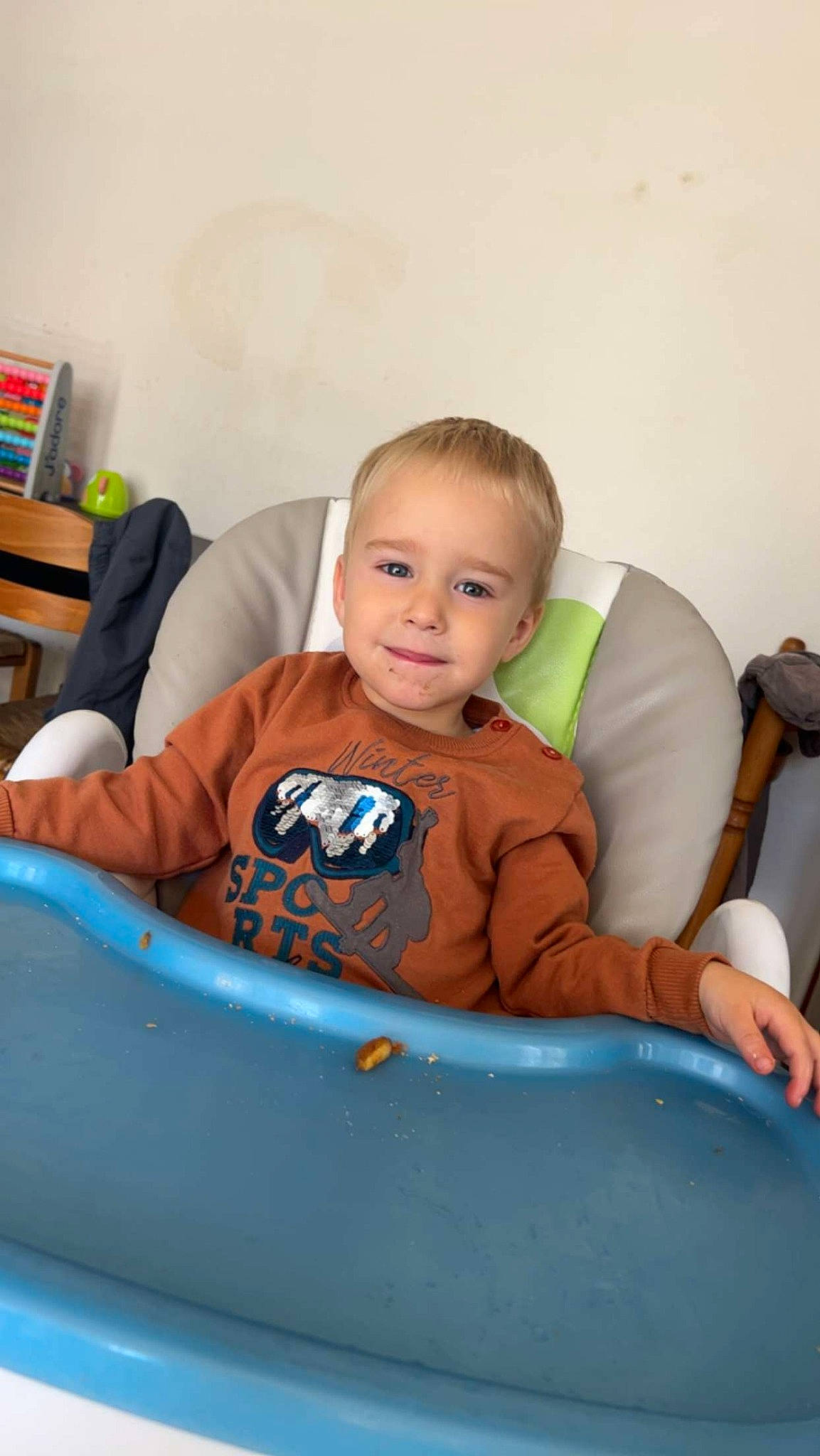 Marvin a rejoint le concours — aidez-le/la à gagner de superbes lots ! baby, baby_toddler_clothing, chair, child, comfort, electric_blue, fun, happy, joy, leisure, person, play, recreation, room, sitting, sleeve, t_shirt, toddler, vacation