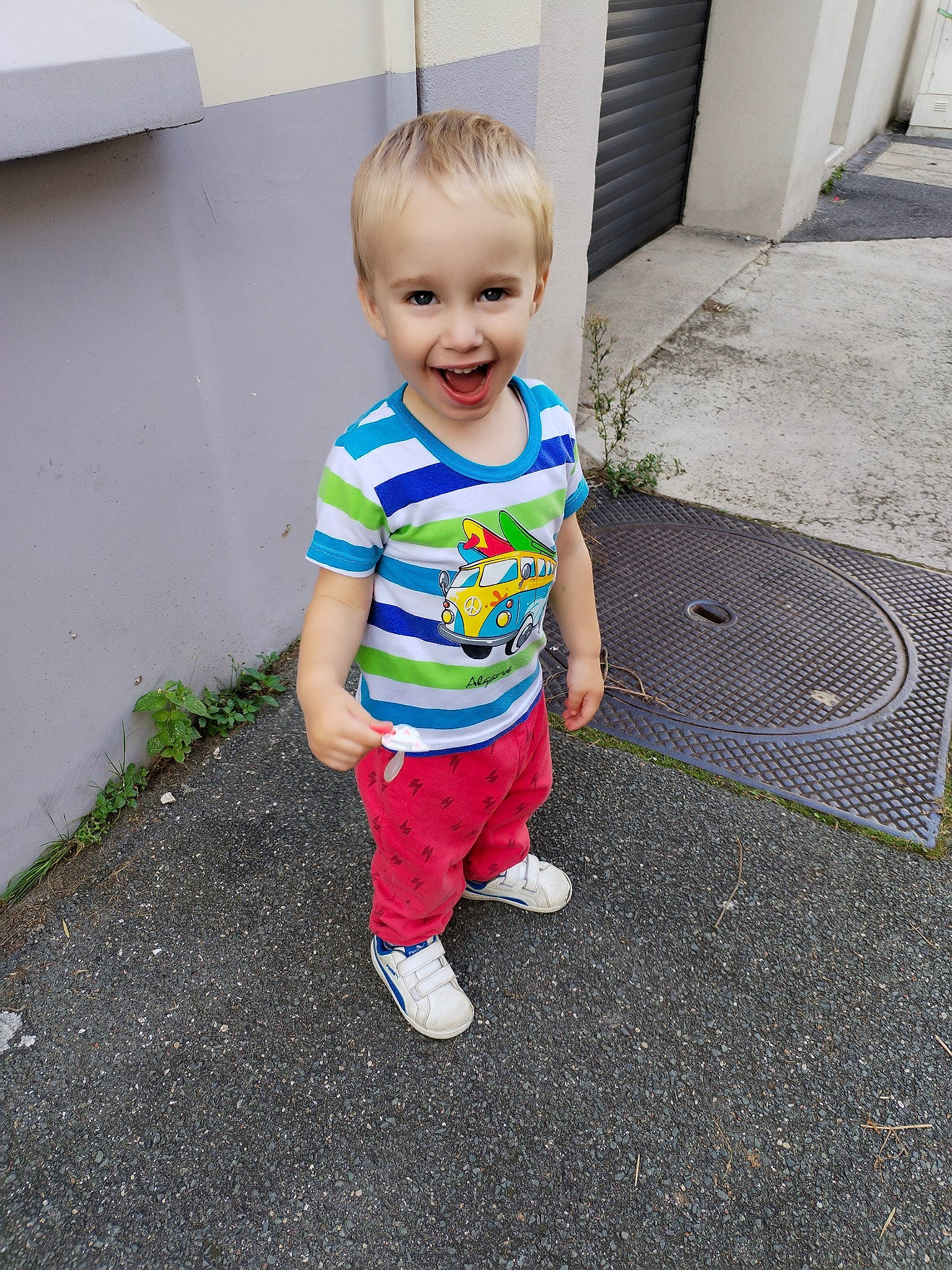 Marvin a rejoint le concours — aidez-le/la à gagner de superbes lots ! asphalt, baby, baby_toddler_clothing, child, concrete, driveway, floor, flooring, fun, grass, happy, joy, pattern, person, play, road_surface, sidewalk, sleeve, smile, t_shirt