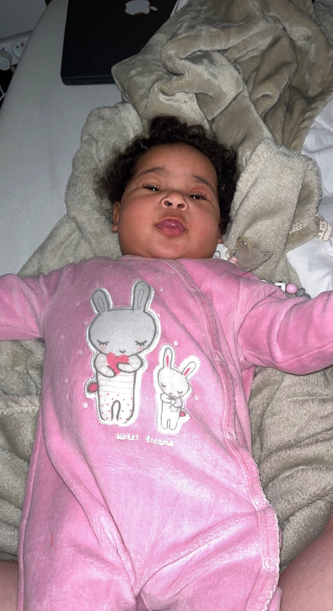 Niakalé a rejoint le concours — aidez-le/la à gagner de superbes lots ! baby_toddler_clothing, cheek, comfort, cool, finger, happy, head, linens, magenta, mammal, mouth, nose, organ, outerwear, person, pink, purple, skin, sleeve, textile