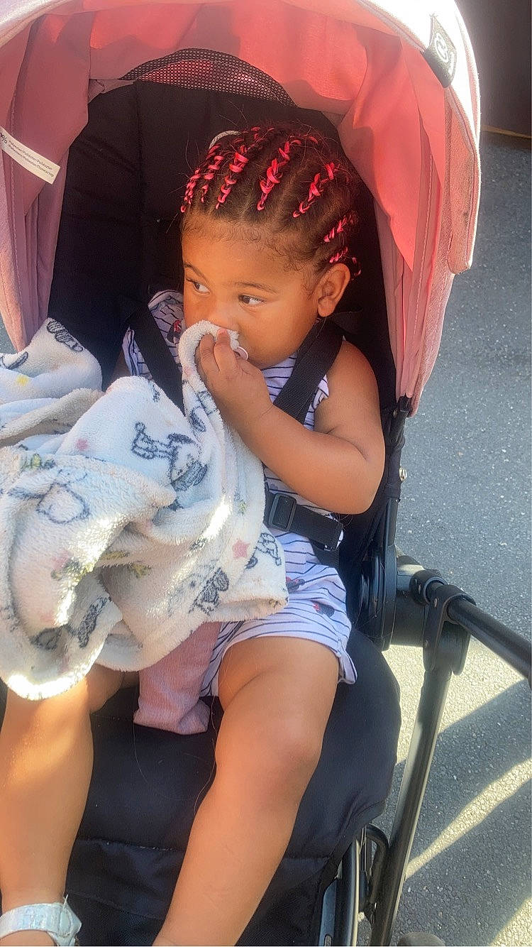 Niakale participe au concours pour gagner de l'argent avec cette photo : auto_part, baby, baby_carriage, baby_products, baby_toddler_clothing, child, fashion_accessory, fun, happy, human_body, human_leg, lap, magenta, person, pink, shorts, sitting, skin, thigh, toddler